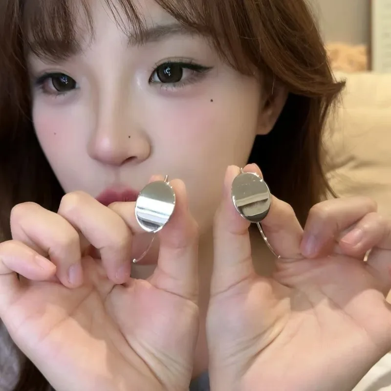 Geometric elliptical sequins, exaggerated personality style earrings, fashionable new styles, cold style, niche earring
Geometric elliptical sequins, exaggerated personality style earrings, fashionable new styles, cold style, niche earring