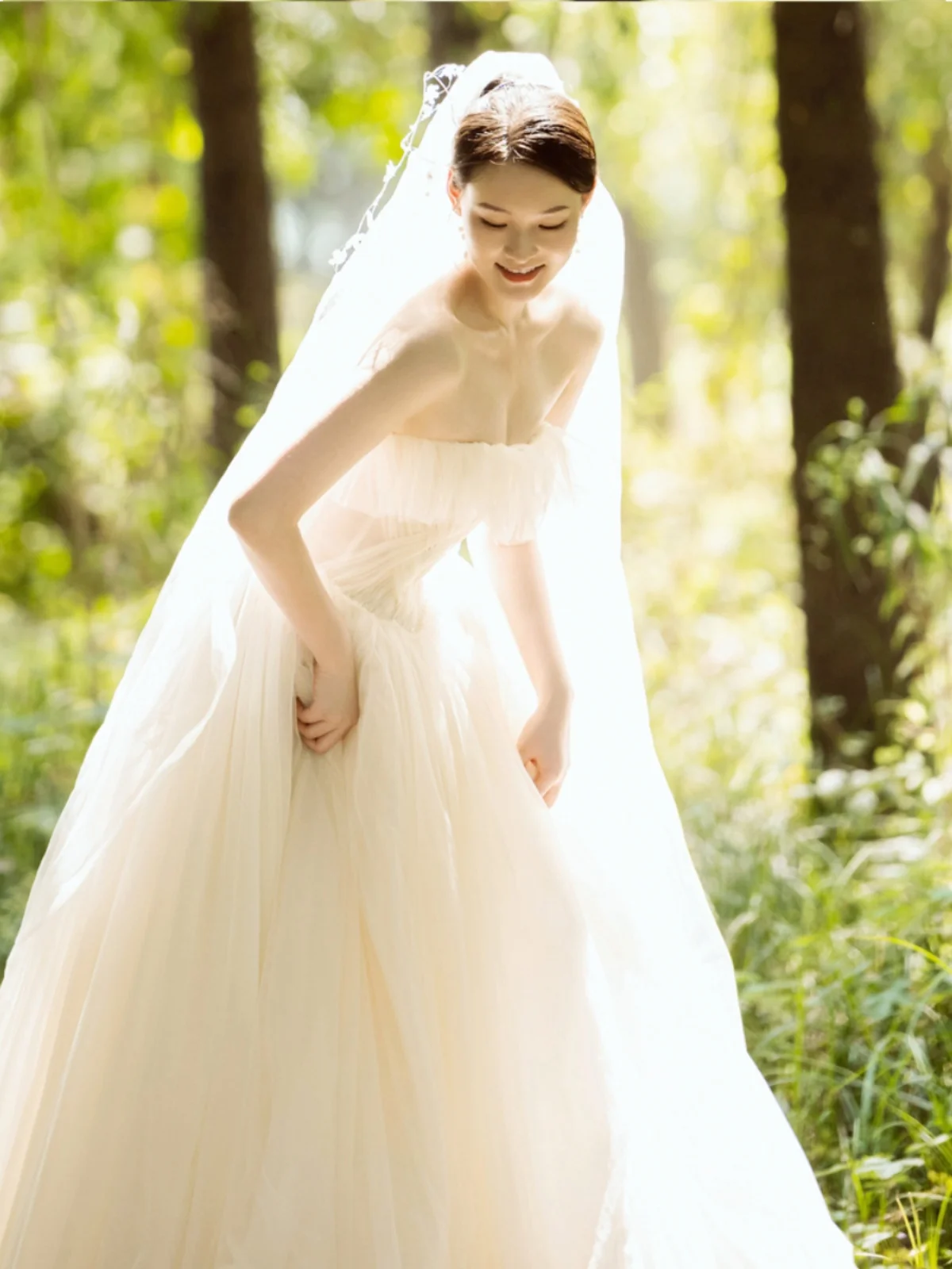 Белое свадебное платье Ele 2025: Новинка для летних фотосессий, легкое, в пол, корейский стиль, с кристаллами
Белое свадебное платье Ele 2025: Новинка для летних фотосессий, легкое, в пол, корейский стиль, с кристаллами