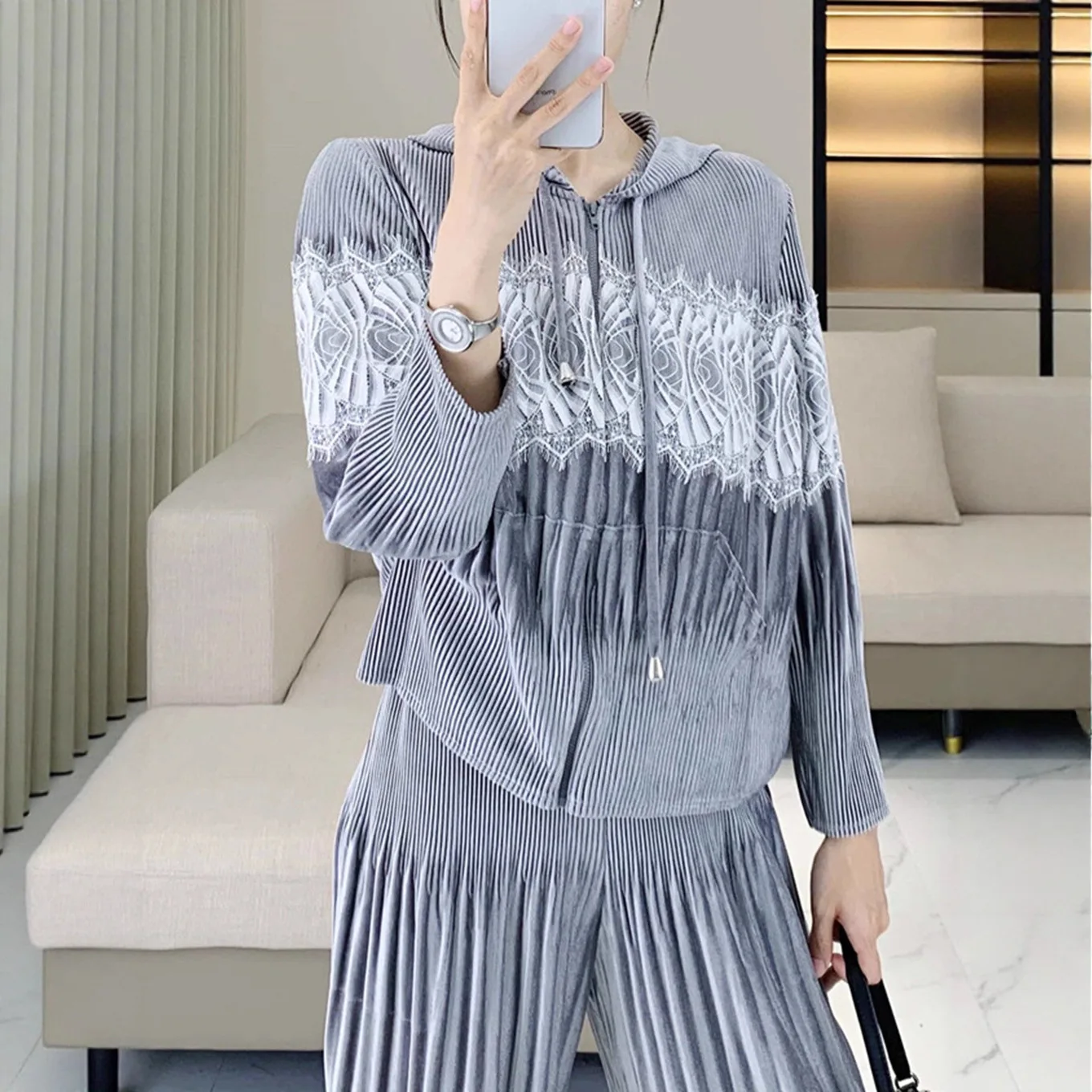 Miyake Fold 2025 New Autumn/Winter Velvet Hoodie Women's Fold Lace Splicing Zipper Top Pleated Fashionable Slim Women's Coat
Miyake Fold 2025 New Autumn/Winter Velvet Hoodie Women's Fold Lace Splicing Zipper Top Pleated Fashionable Slim Women's Coat