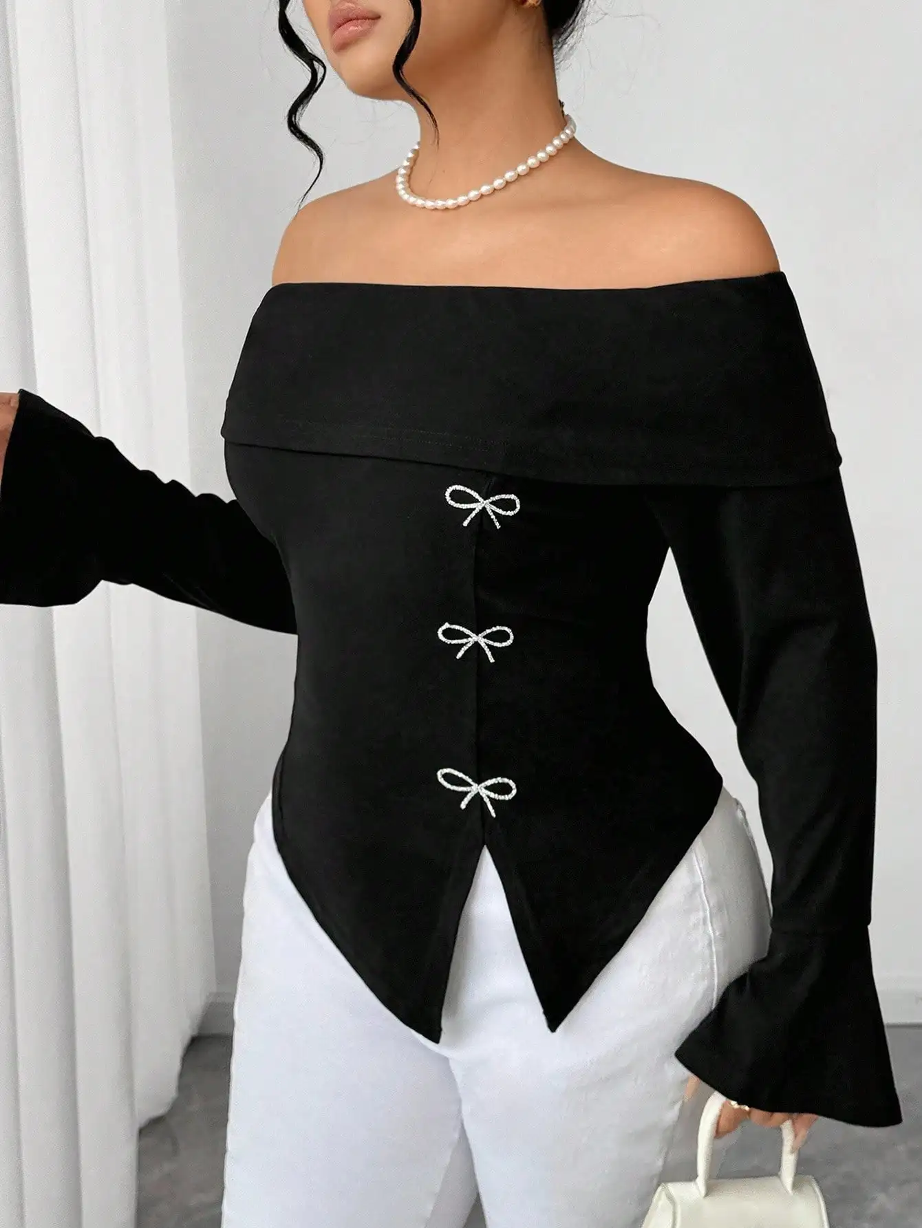 Off Shoulder Asymmetrical Hem Bow Embroidery Long Sleeve Top
Off Shoulder Asymmetrical Hem Bow Embroidery Long Sleeve Top