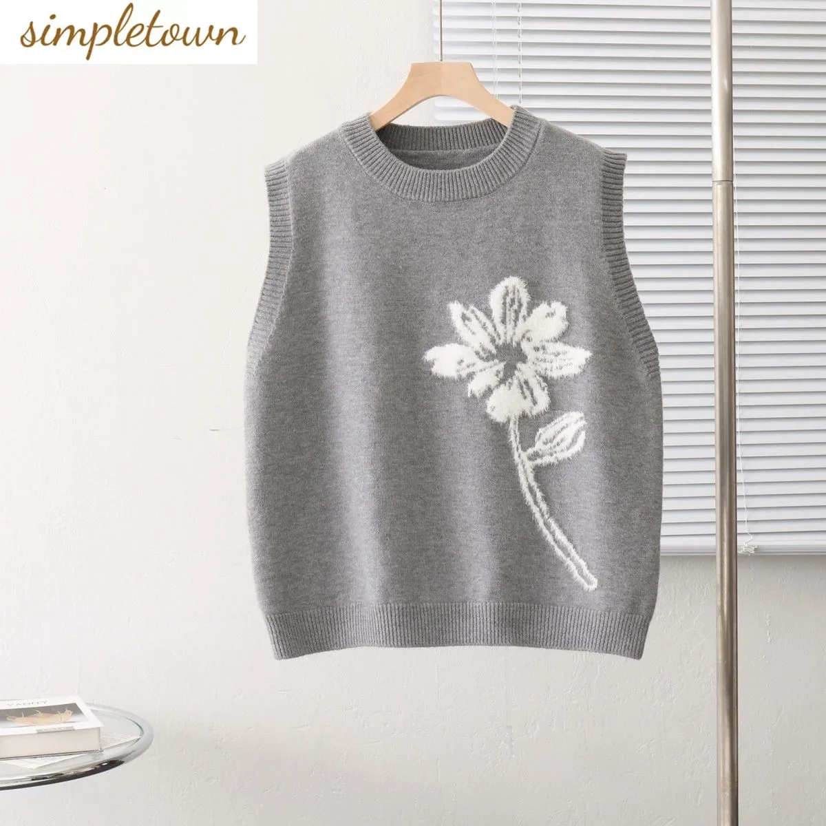 Spring and Autumn New Korean Flower Round Neck Knitted Tank Top for Women with a Western Style Loose and Slim Look Women's Top
Spring and Autumn New Korean Flower Round Neck Knitted Tank Top for Women with a Western Style Loose and Slim Look Women's Top