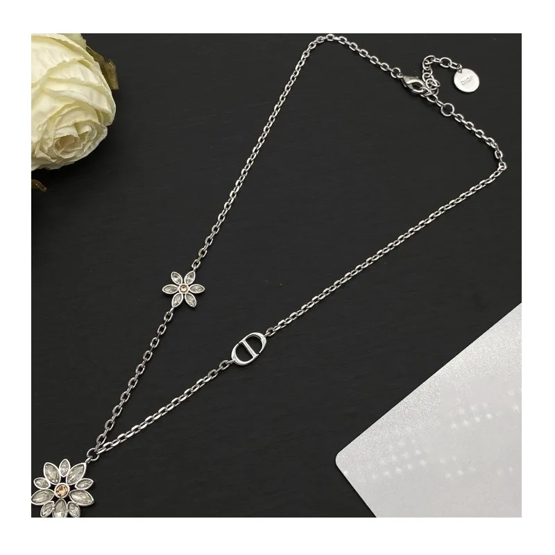 New Sunflower Necklace Light Luxury High Sense Fashion Jewelry Classic Medieval Necklace Pendant
New Sunflower Necklace Light Luxury High Sense Fashion Jewelry Classic Medieval Necklace Pendant