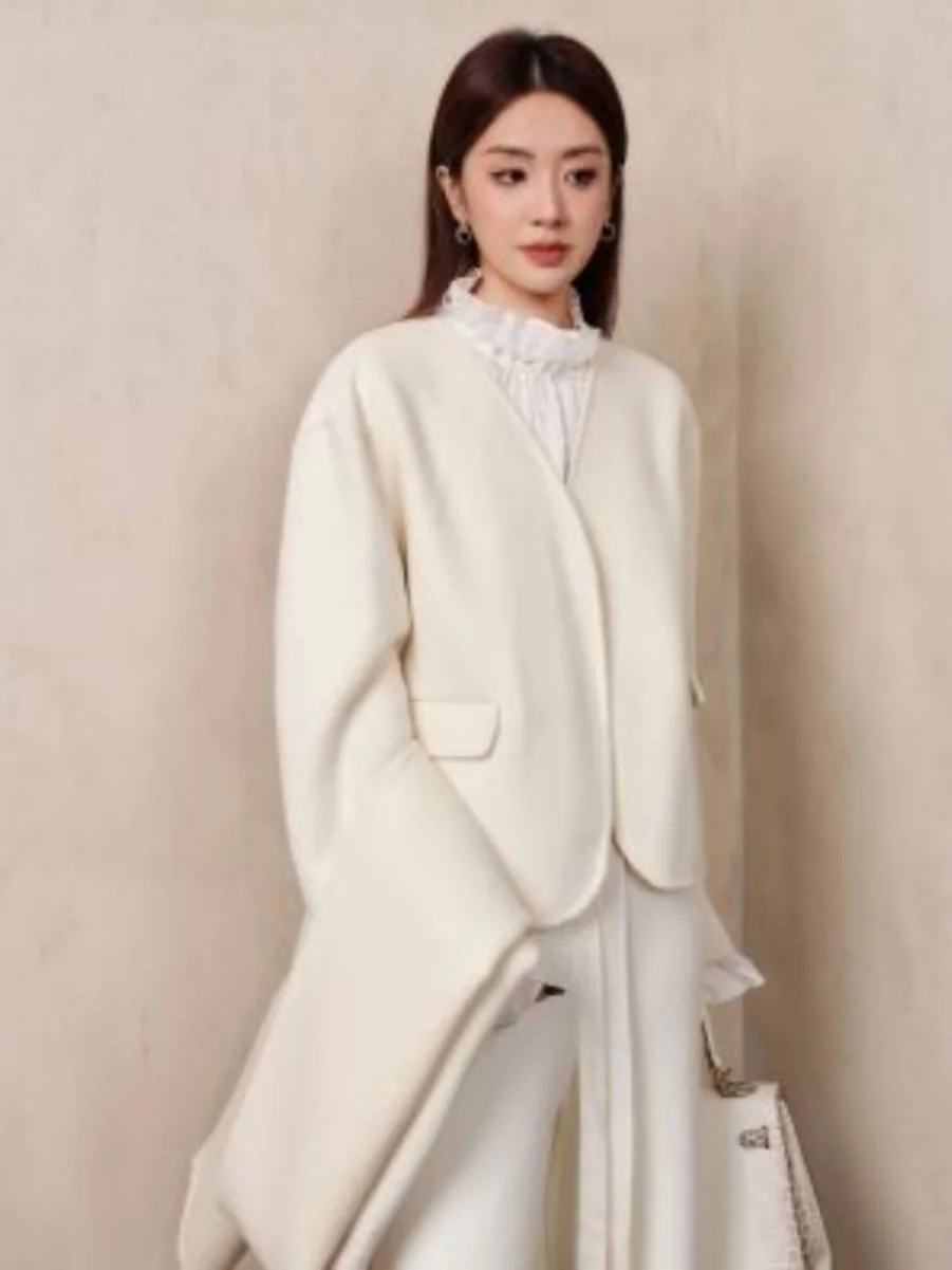 Elegant V-neck Small Jacket Women's Fashion New Style CHILL ZOEY Design Sensation Wool Blend Fabric Shoulder-length Coat
Elegant V-neck Small Jacket Women's Fashion New Style CHILL ZOEY Design Sensation Wool Blend Fabric Shoulder-length Coat