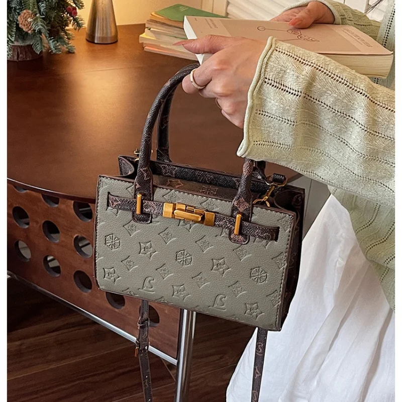 Light luxury brand women's bag 2026 Spring Xiamen new fashionable and versatile high-end handbag single shoulder crossbody bag
Light luxury brand women's bag 2026 Spring Xiamen new fashionable and versatile high-end handbag single shoulder crossbody bag