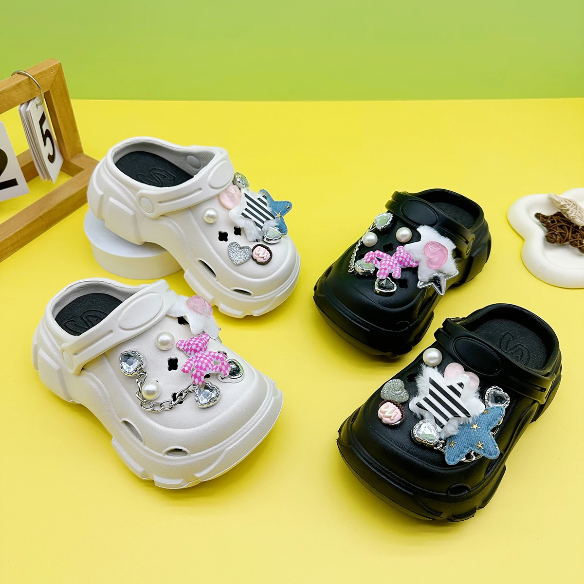 New Stylish Versatile Cartoon Five-Pointed Star Pink Bear Hole Shoes with Soft Non-Slip Sole, Closed-Toe Sandals for Boys and Girls, Model 606
New Stylish Versatile Cartoon Five-Pointed Star Pink Bear Hole Shoes with Soft Non-Slip Sole, Closed-Toe Sandals for Boys and Girls, Model 606