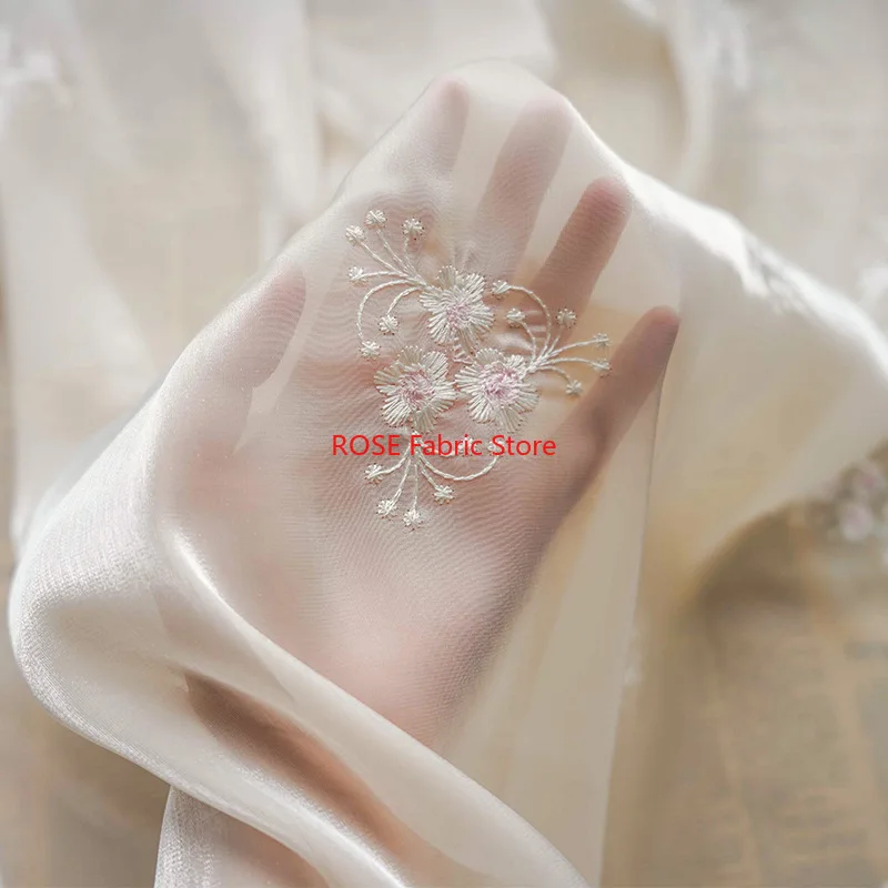 Цветочная вышивка Бежево-зеленая тюлевая ткань для весенне-летнего платья, свадебного платья, юбки, дизайнерской ткани
Цветочная вышивка Бежево-зеленая тюлевая ткань для весенне-летнего платья, свадебного платья, юбки, дизайнерской ткани