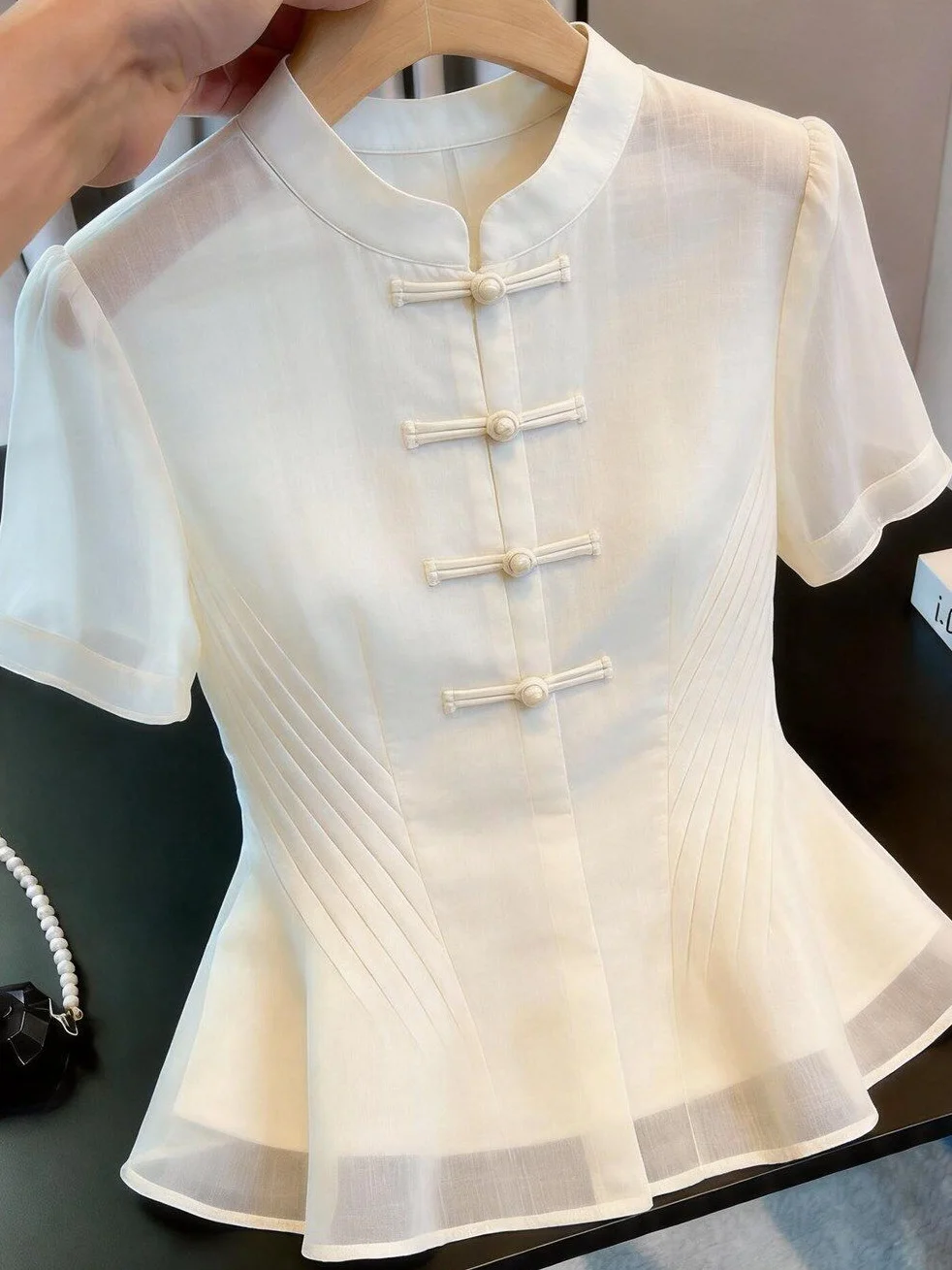 Casual Style White Short Sleeve Shirt Women's Stand Collar Button up Waist Cinched Fashionable Top Breathable Summer Shirt
Casual Style White Short Sleeve Shirt Women's Stand Collar Button up Waist Cinched Fashionable Top Breathable Summer Shirt