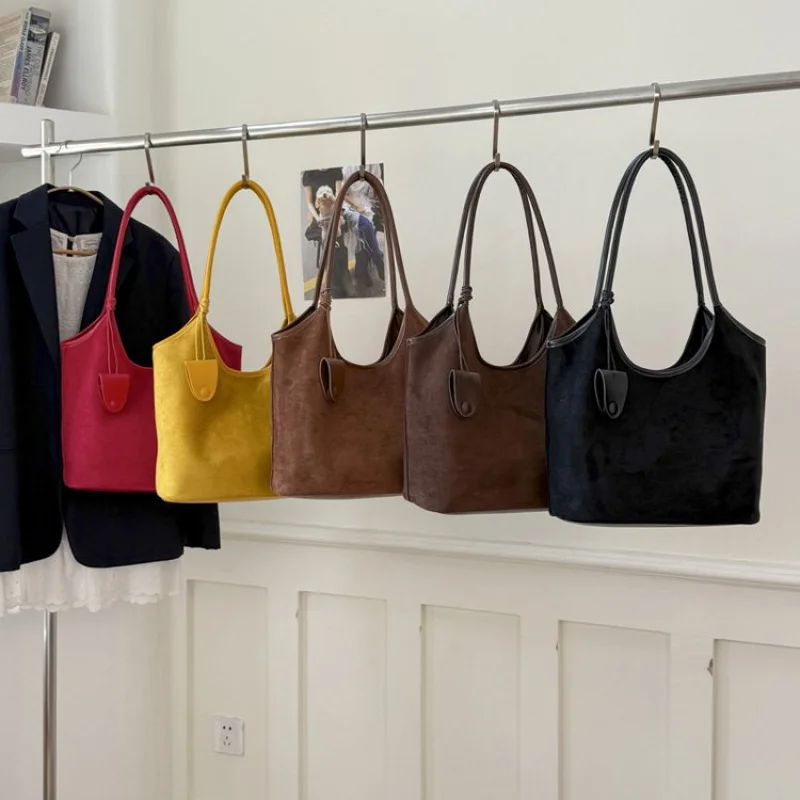 Роскошный бренд, модная кожаная женская сумка на плечо, элегантная известная парижская стильная винтажная повседневная сумка с украшением
Роскошный бренд, модная кожаная женская сумка на плечо, элегантная известная парижская стильная винтажная повседневная сумка с украшением 