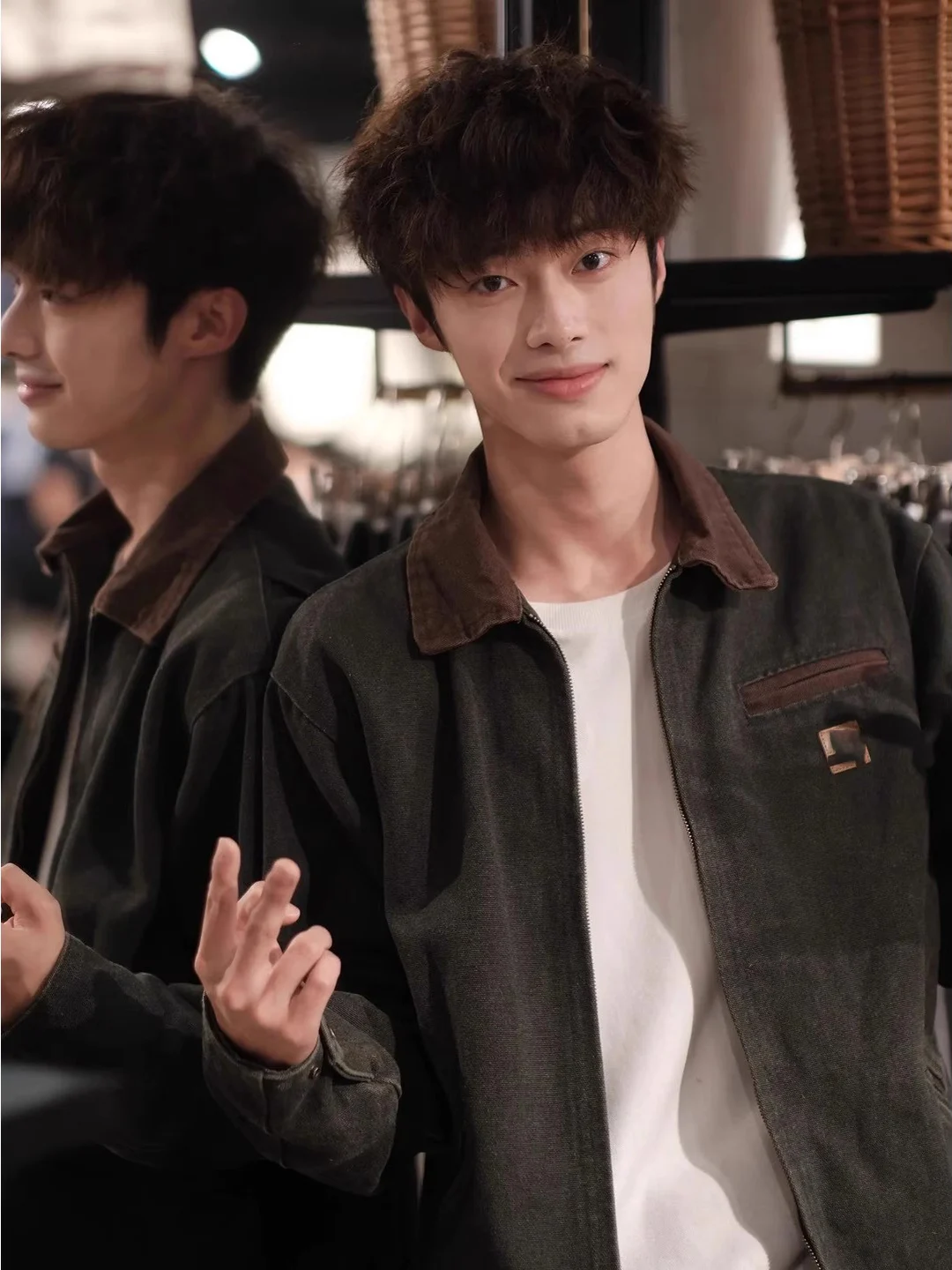 Мужская осенняя куртка-харрингтон из американского денима с эффектом потертости, приталенного кроя, в ковбойском стиле, с воротником-стойкой, длинными рукавами и молнией
Мужская осенняя куртка-харрингтон из американского денима с эффектом потертости, приталенного кроя, в ковбойском стиле, с воротником-стойкой, длинными рукавами и молнией