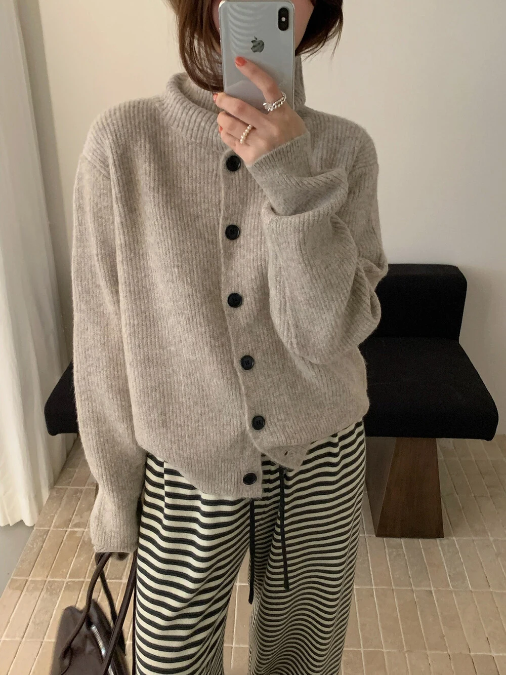 Dongda Gate High Collar Knitted Open Cardigan Women's Loose Fit Single Button Autumn Winter New Sle Simple Faion Sweater
Dongda Gate High Collar Knitted Open Cardigan Women's Loose Fit Single Button Autumn Winter New Sle Simple Faion Sweater