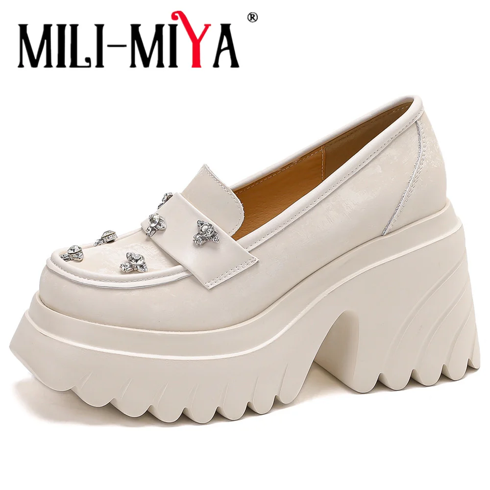 MILI-MIYA модные женские туфли-лодочки из коровьей кожи на платформе, однотонные повседневные уличные туфли без шнуровки с кристаллами и пряжкой на толстом каблуке
MILI-MIYA модные женские туфли-лодочки из коровьей кожи на платформе, однотонные повседневные уличные туфли без шнуровки с кристаллами и пряжкой на толстом каблуке