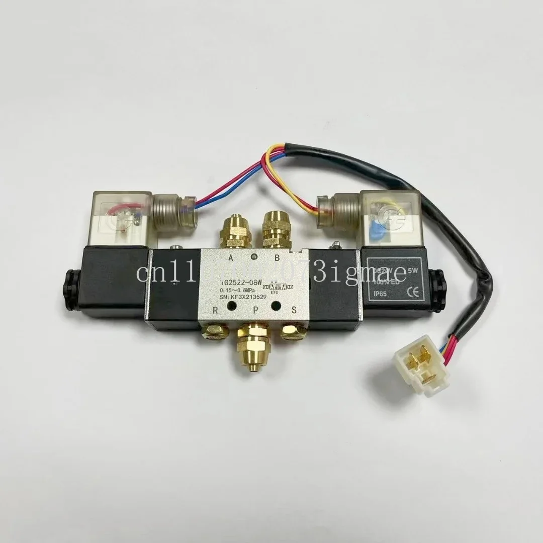 Door pump solenoid valve with wire TG2522-08W 24V is suitable for tourist bus, school bus
Door pump solenoid valve with wire TG2522-08W 24V is suitable for tourist bus, school bus