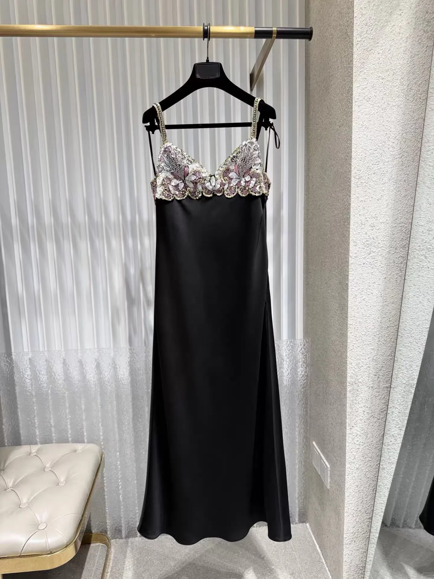 Luxury Brand Women's Evening Dress Sexy V Neck Spaghetti Strap Robe Femme Handmade Sequins Diamonds Embroidery Prom Dresses 2026
Luxury Brand Women's Evening Dress Sexy V Neck Spaghetti Strap Robe Femme Handmade Sequins Diamonds Embroidery Prom Dresses 2026
