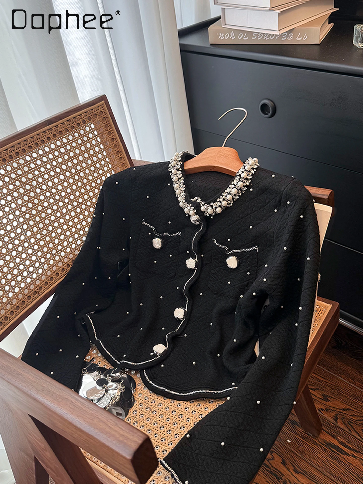 Тяжелый вязаный кардиган с круглым вырезом и бисером, женский осенний элегантный классический стиль, черное однобортное светское универсальное короткое пальто
Тяжелый вязаный кардиган с круглым вырезом и бисером, женский осенний элегантный классический стиль, черное однобортное светское универсальное короткое пальто