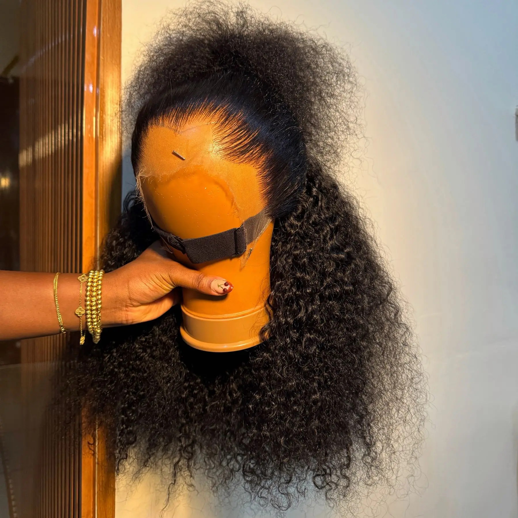 Jerry Curly 13X4X1 HD Full Lace Part Frontal Wig Soft Wigs For Black Women Prepluck Bleached Knots Daily Party Ponytails Cosplay
Jerry Curly 13X4X1 HD Full Lace Part Frontal Wig Soft Wigs For Black Women Prepluck Bleached Knots Daily Party Ponytails Cosplay