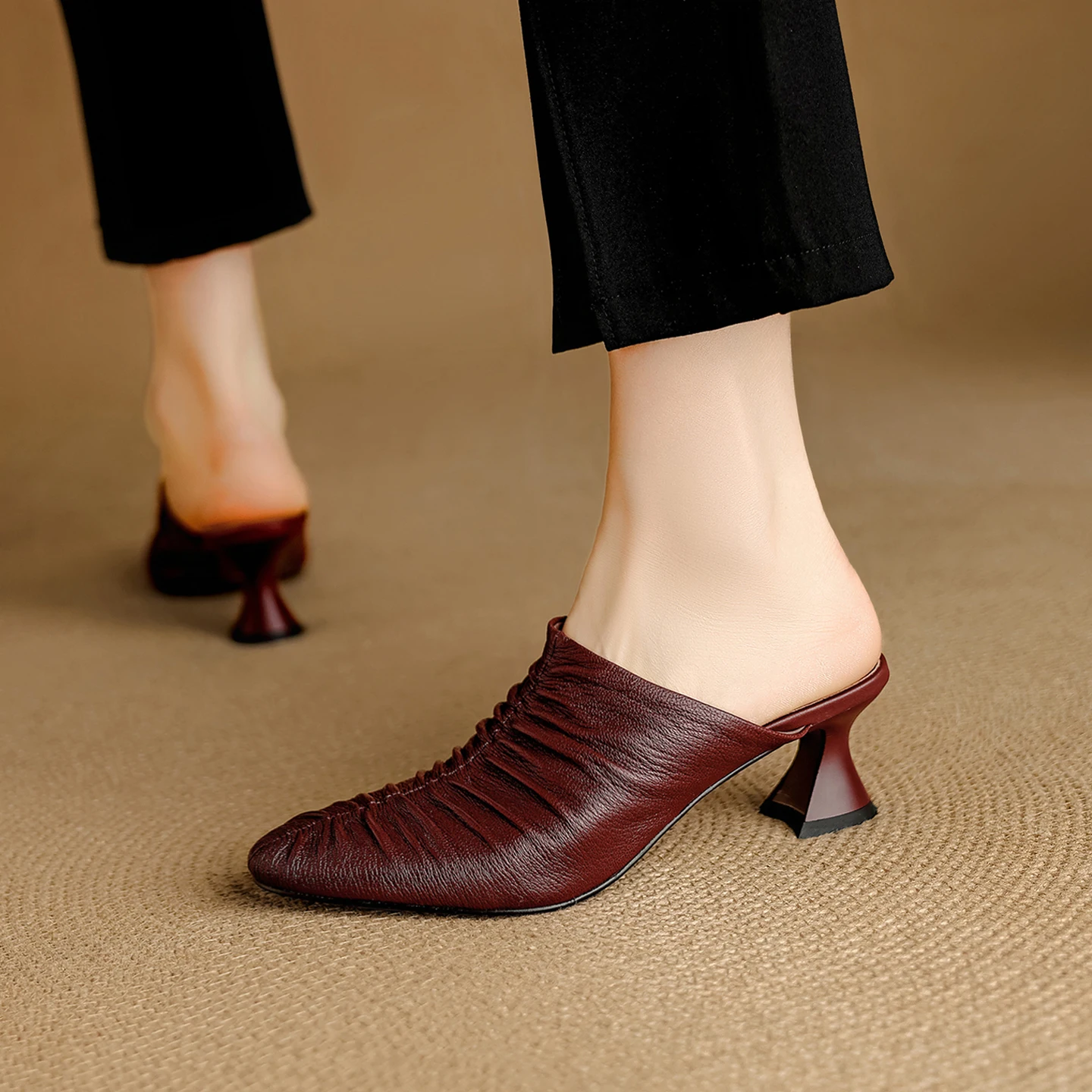 Mules Women Genuine Leather Wrinkled Soft Leather Chunky Heel Closed Toe Summer Outdoor Slide Sandals
Mules Women Genuine Leather Wrinkled Soft Leather Chunky Heel Closed Toe Summer Outdoor Slide Sandals