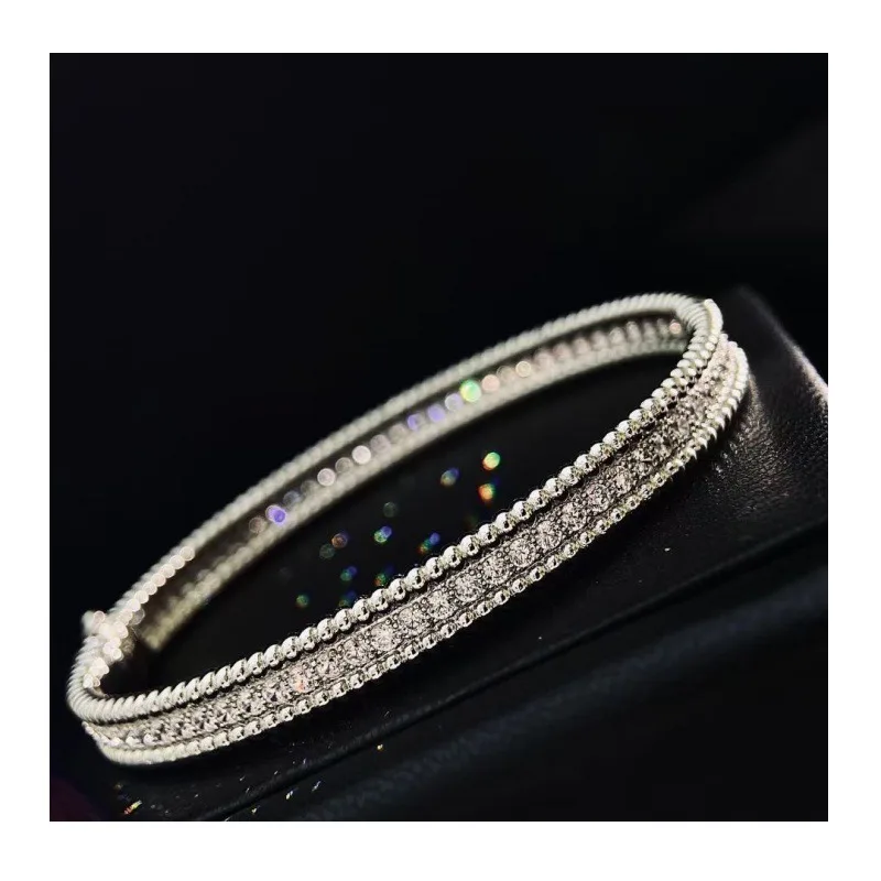 Explosive New Four-leaf Clover Full Diamond Bracelet Women's Light Luxury Niche Design High-end Gypsy Star Bracelet Gift
Explosive New Four-leaf Clover Full Diamond Bracelet Women's Light Luxury Niche Design High-end Gypsy Star Bracelet Gift