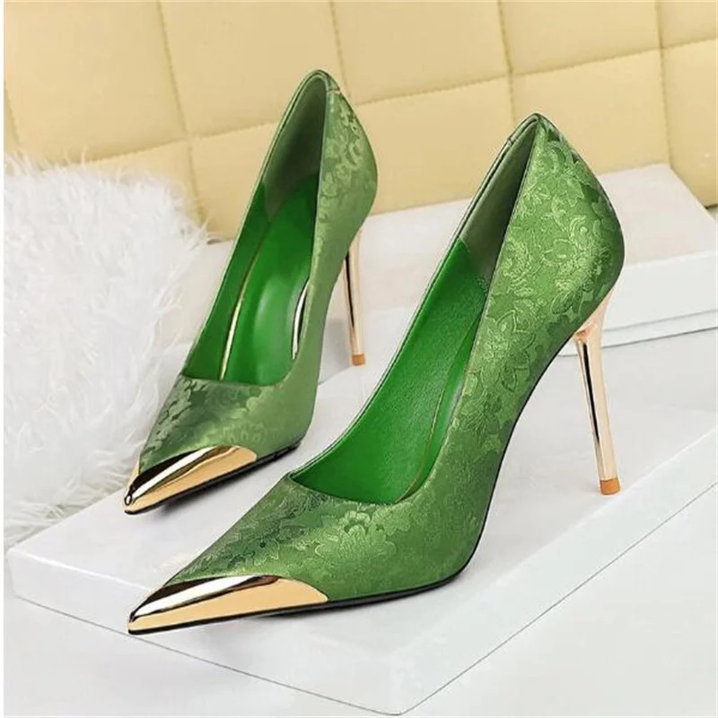 Women's metal pointed high heels, ethnic style silk satin high heels, 10cm banquet high heels
Women's metal pointed high heels, ethnic style silk satin high heels, 10cm banquet high heels