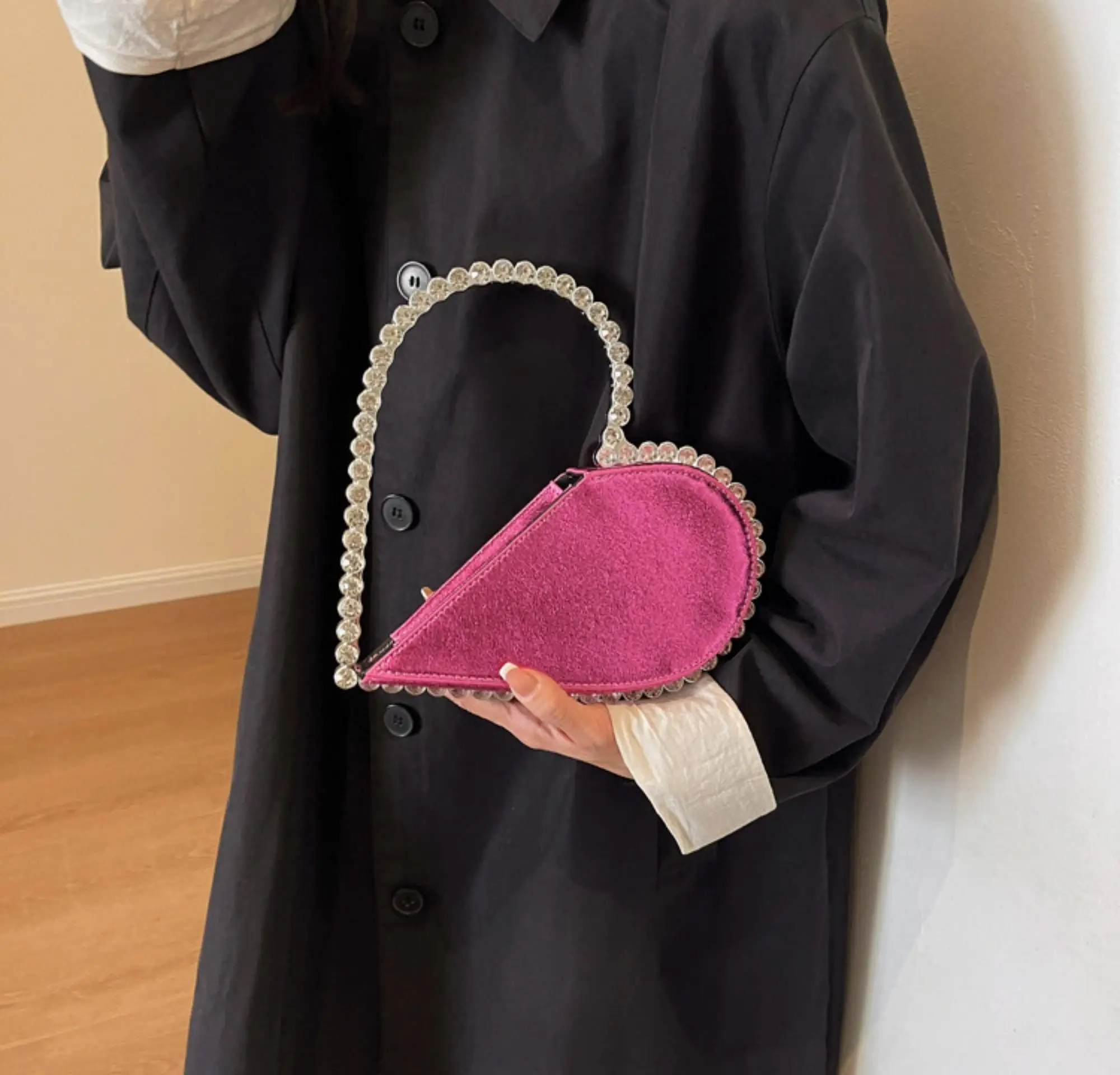 2025 New Handheld Heart shaped Bag with Diamond studded Banquet Bag Fashion Women's Bag Handheld Bag
2025 New Handheld Heart shaped Bag with Diamond studded Banquet Bag Fashion Women's Bag Handheld Bag