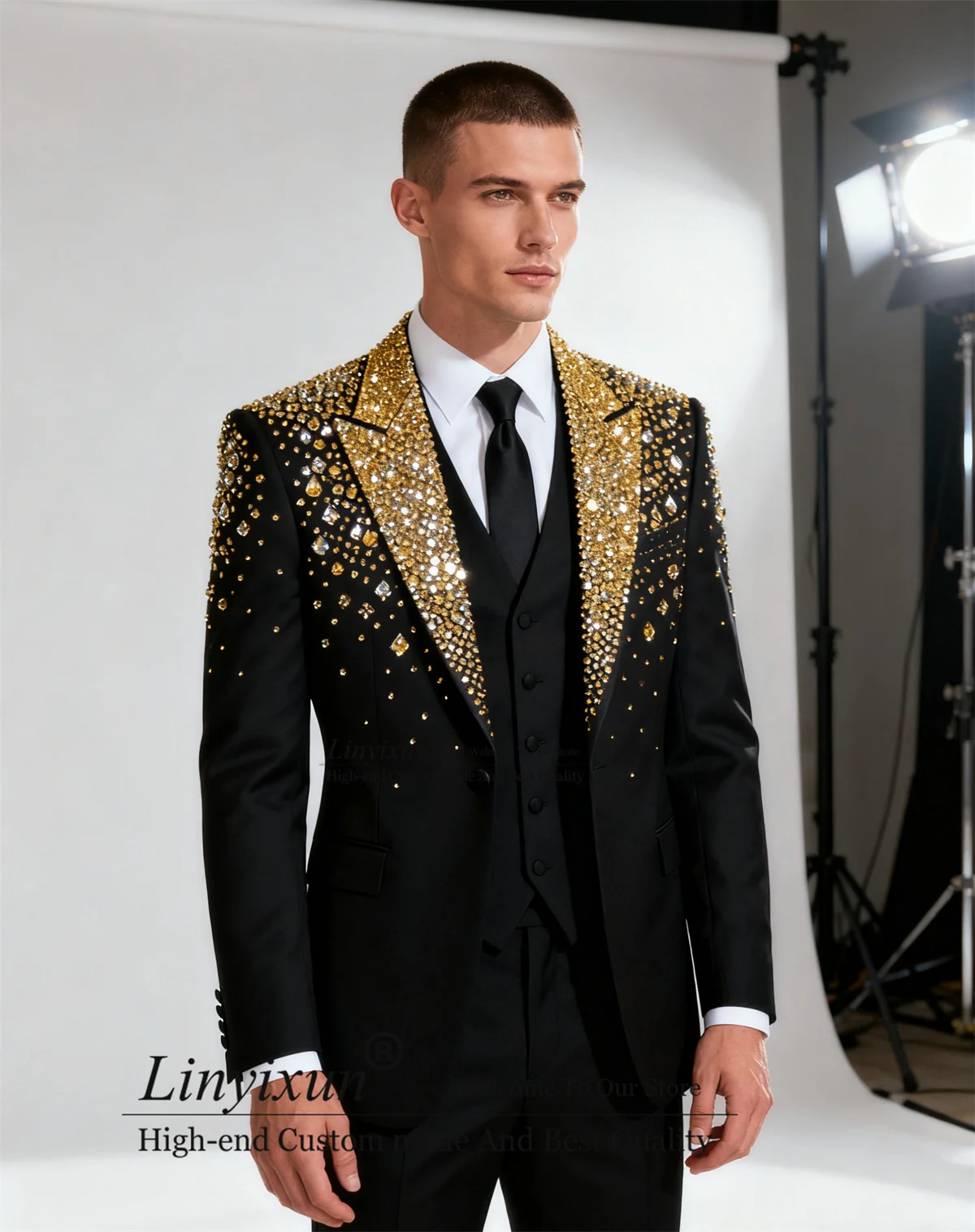 Luxury Metal Embellished Men Suits 3 Pieces Sets Male Party Prom Blazers Customized Groom Tuxedos Glitter Lapel Ropa Hombre
Luxury Metal Embellished Men Suits 3 Pieces Sets Male Party Prom Blazers Customized Groom Tuxedos Glitter Lapel Ropa Hombre