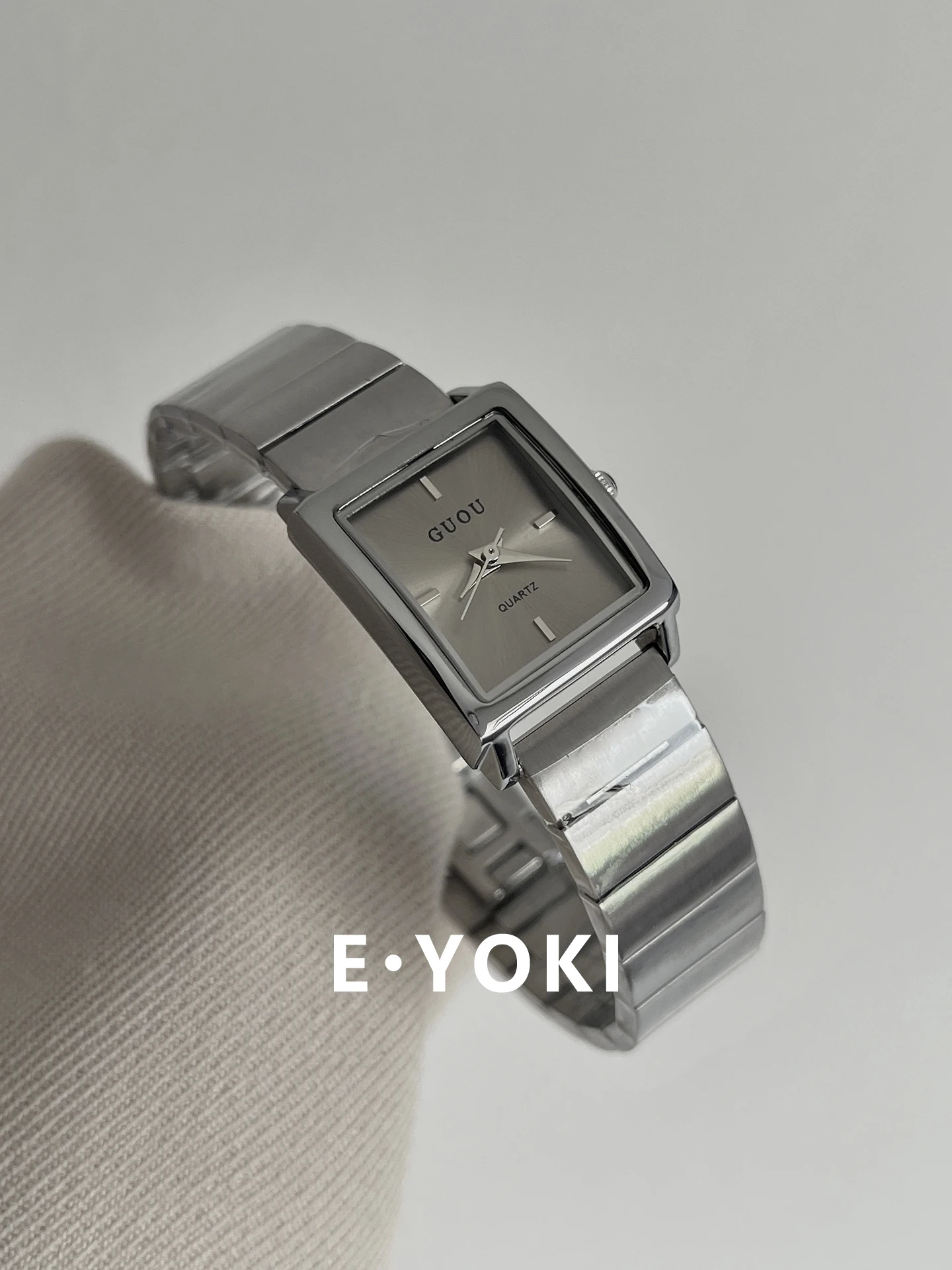 Silver-Gray Steel Strap Small Square Watch, Women'S Light Luxury High-End Quartz Watch, A Select Collection Of High-End Watches.
Silver-Gray Steel Strap Small Square Watch, Women'S Light Luxury High-End Quartz Watch, A Select Collection Of High-End Watches.