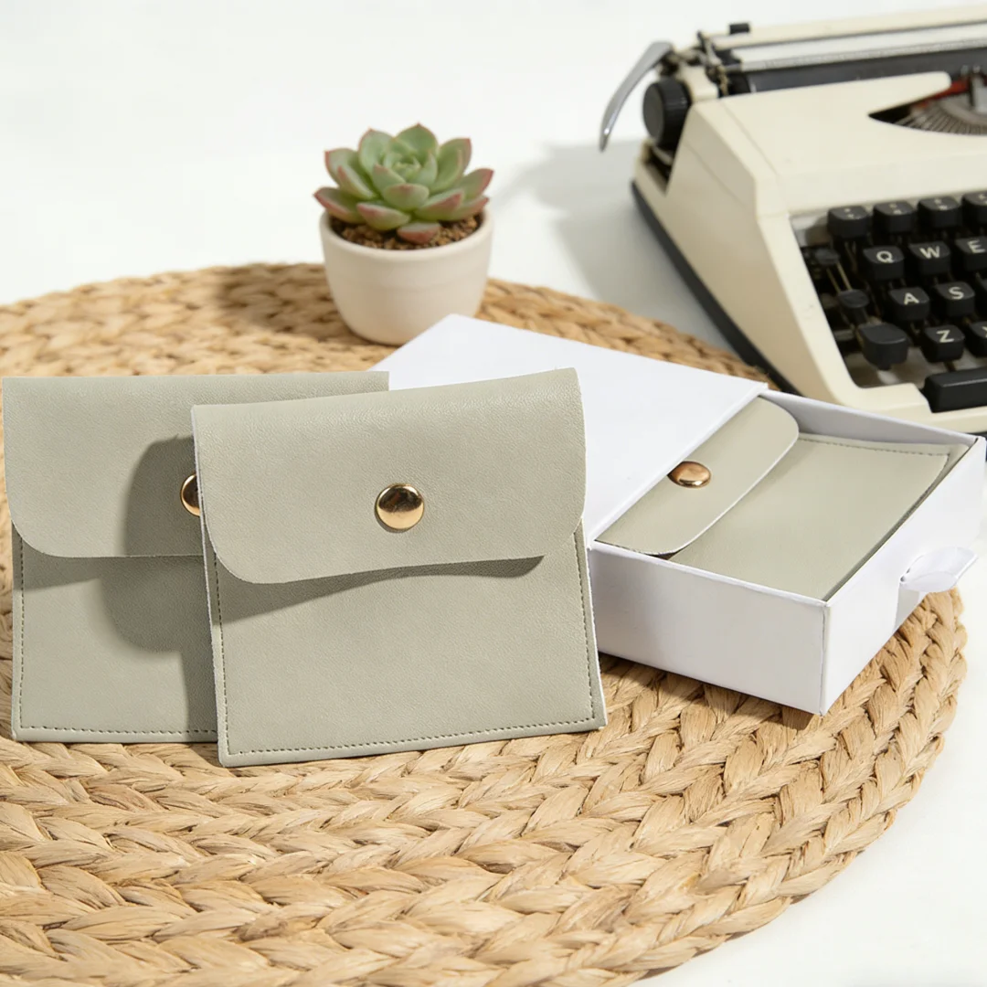 10Pcs 8x8cm Premium Quality Grey PU Leather Snap Button Pouch Recyclable Jewelry Gift Package for Pendant Rings Bracelets
10Pcs 8x8cm Premium Quality Grey PU Leather Snap Button Pouch Recyclable Jewelry Gift Package for Pendant Rings Bracelets