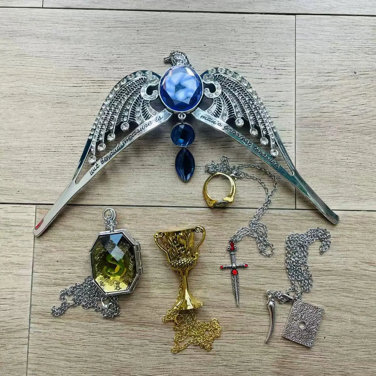 Набор аксессуаров для Хэллоуина, 6 шт., перфорированные кольца, Кубок, диадема, набор Тома, дневник, меч, реквизит для косплея Темный Властелин
Набор аксессуаров для Хэллоуина, 6 шт., перфорированные кольца, Кубок, диадема, набор Тома, дневник, меч, реквизит для косплея Темный Властелин