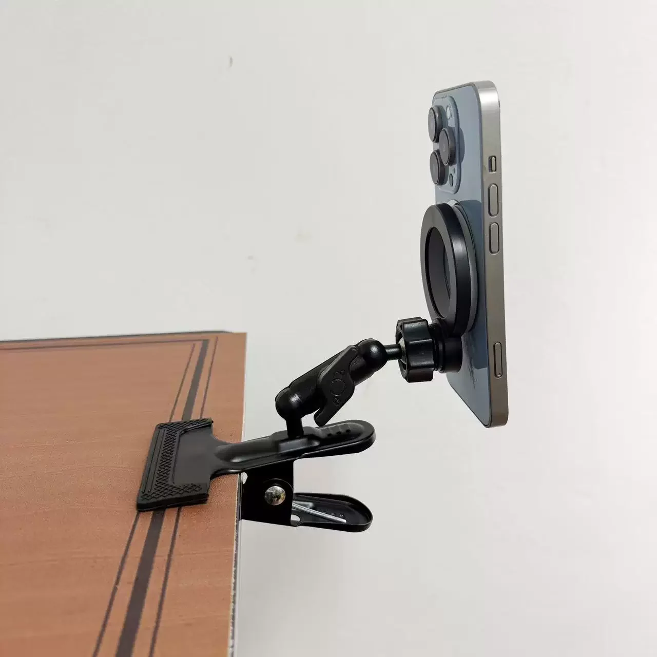 Strong fixture magnetic phone holder 360 degree pea rotating desktop circular tube holder fixed fixture
Strong fixture magnetic phone holder 360 degree pea rotating desktop circular tube holder fixed fixture
