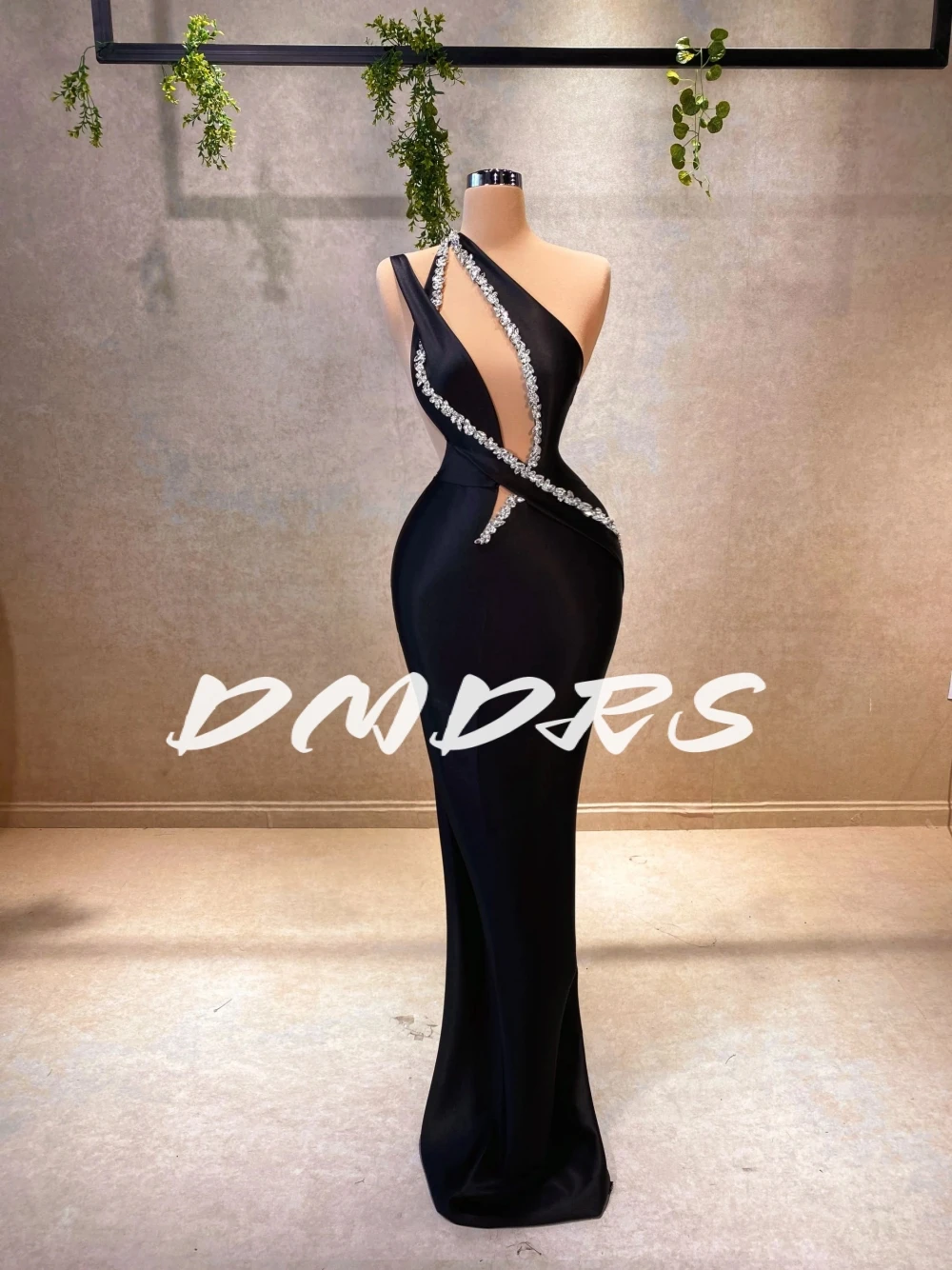 Asymmetrical Black Sexy One Shoulder Evening Dress With Silver Stones Delicate Cut Out Satin Straight Cocktail Gown Customized
Asymmetrical Black Sexy One Shoulder Evening Dress With Silver Stones Delicate Cut Out Satin Straight Cocktail Gown Customized