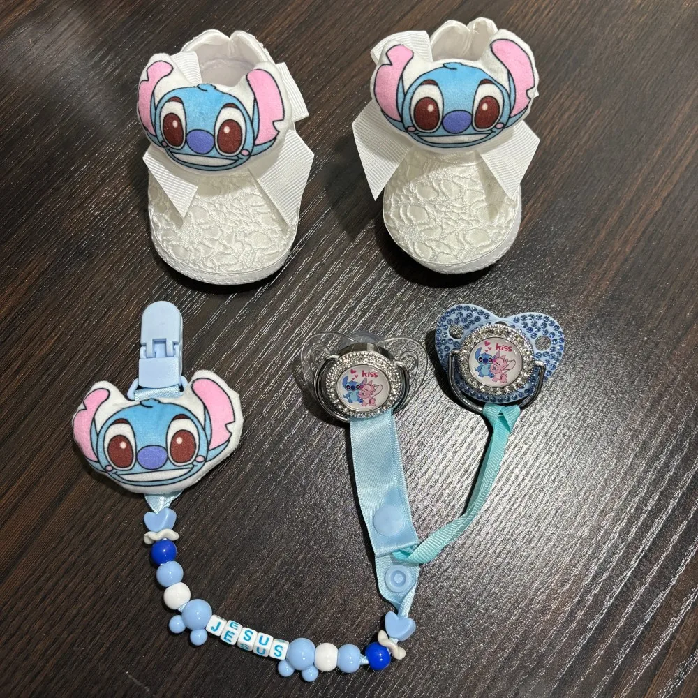 Cute anime baby set Soft silicone pacifier nipple Newborn shoes 3D baby hairband Comprehensive feeding starter set for newborns
Cute anime baby set Soft silicone pacifier nipple Newborn shoes 3D baby hairband Comprehensive feeding starter set for newborns