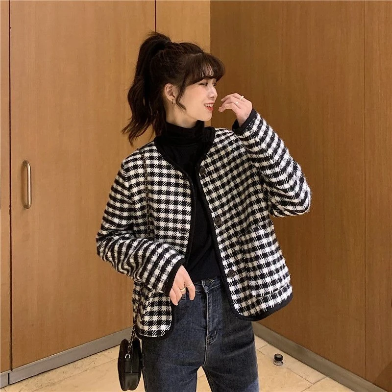 Женское модное свободное пальто с хлопковой подкладкой, короткое клетчатое пальто с узором «гусиные лапки» на осень-зиму, универсальный топ в корейском стиле
Женское модное свободное пальто с хлопковой подкладкой, короткое клетчатое пальто с узором «гусиные лапки» на осень-зиму, универсальный топ в корейском стиле