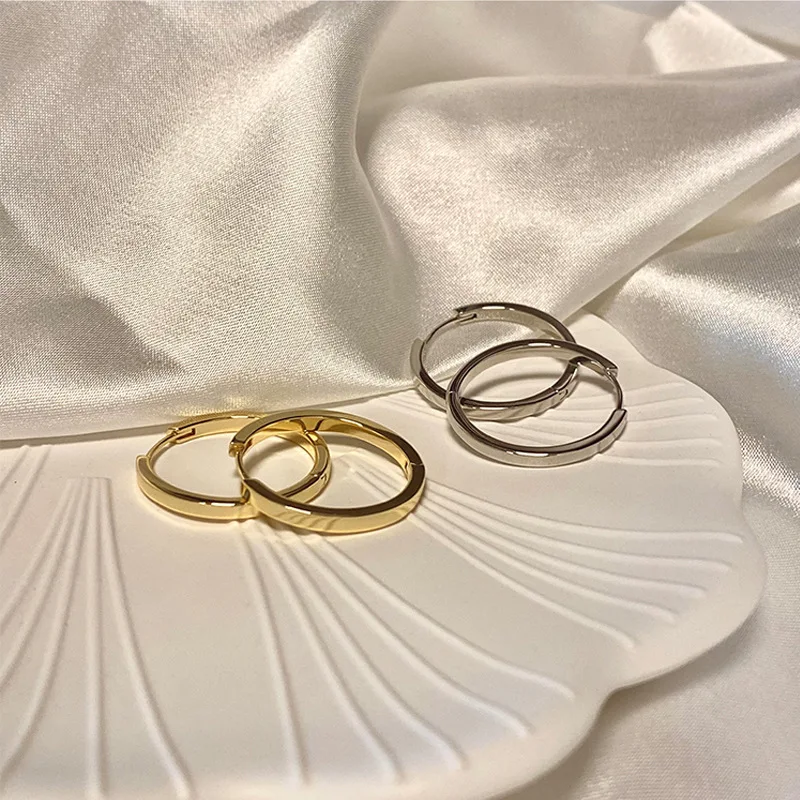 French-style hoop earrings, 2026 new stud design, niche aesthetic plain hoops, women’s elegant ear cuffs
French-style hoop earrings, 2026 new stud design, niche aesthetic plain hoops, women’s elegant ear cuffs