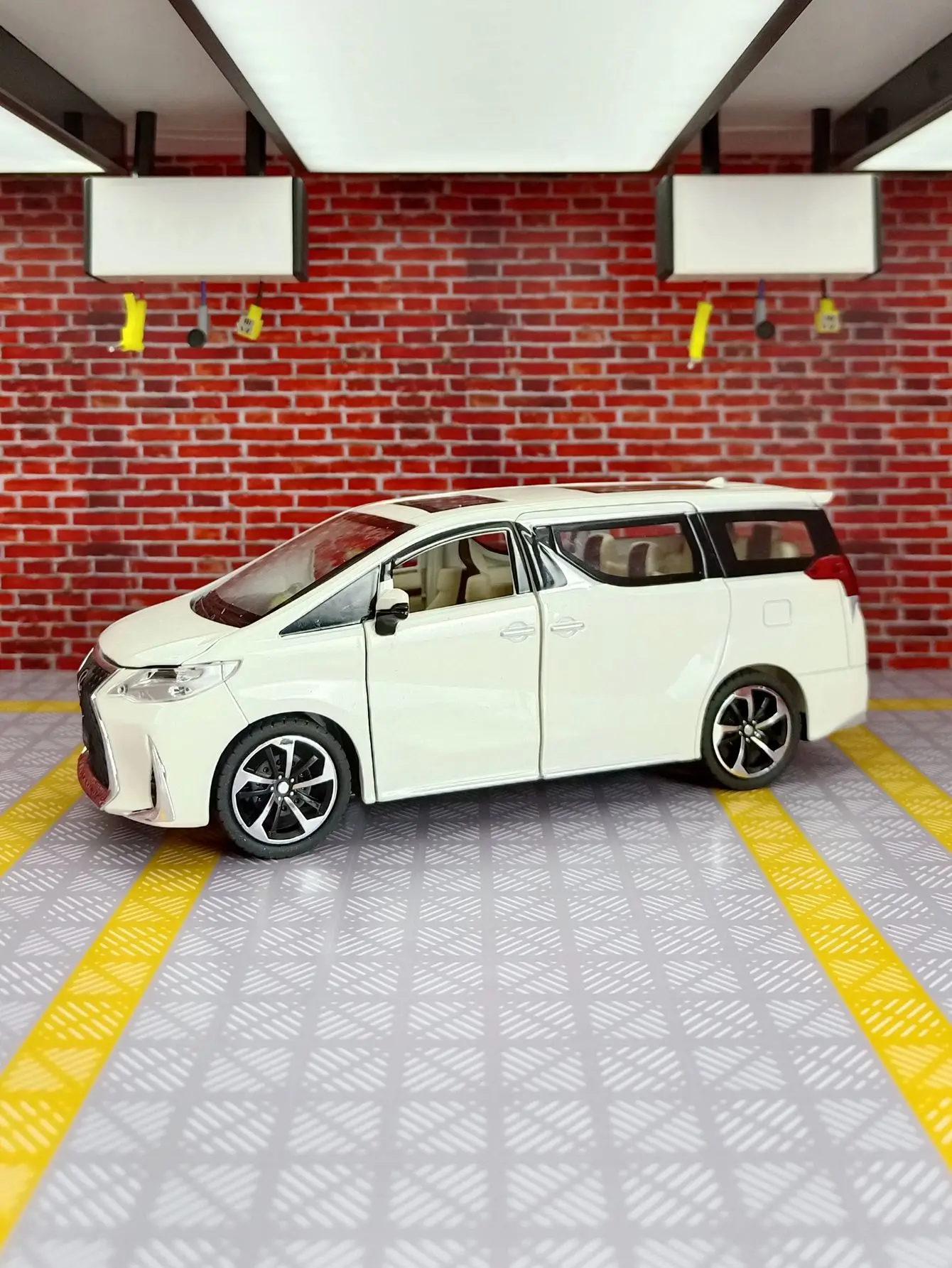 1:24 LM300H alloy commercial vehicle model acousto-optic pull back boy toy door and hood trunk can be opened fine workmanship
1:24 LM300H alloy commercial vehicle model acousto-optic pull back boy toy door and hood trunk can be opened fine workmanship
