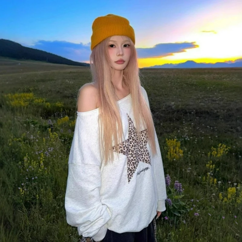 Spicy Girl Printed Sloping Shoulder Pullover for Women 2026 Autumn Fashion Loose Lazy Style Design Long Sleeved Off Shoulder Top
Spicy Girl Printed Sloping Shoulder Pullover for Women 2026 Autumn Fashion Loose Lazy Style Design Long Sleeved Off Shoulder Top