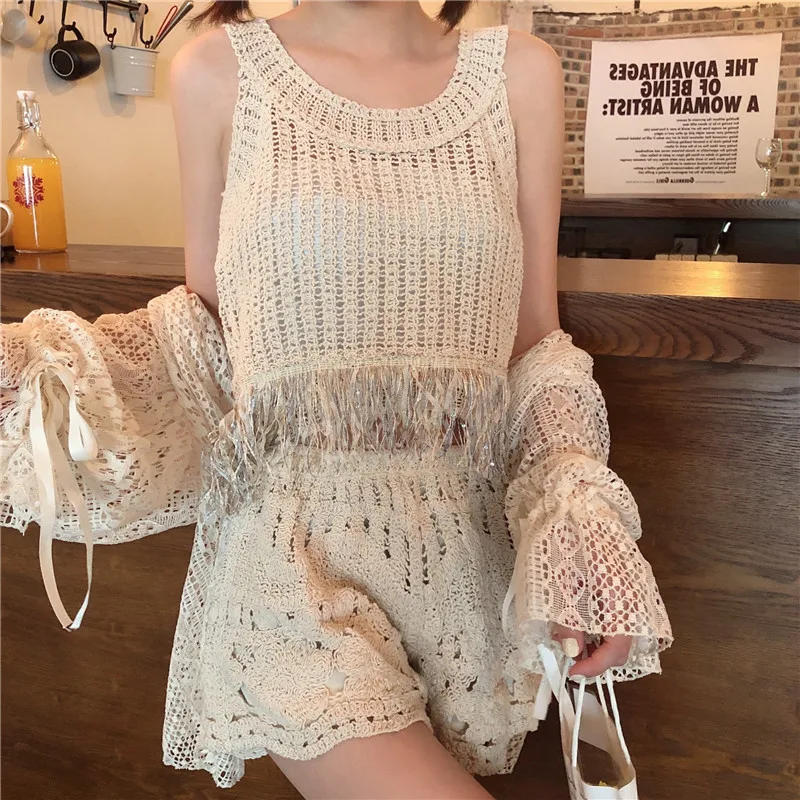 Летний купальник-двойка из хлопка: кружевной топ-жилет с цветочным узором и ажурные вязаные шорты для пляжного отдыха
Летний купальник-двойка из хлопка: кружевной топ-жилет с цветочным узором и ажурные вязаные шорты для пляжного отдыха