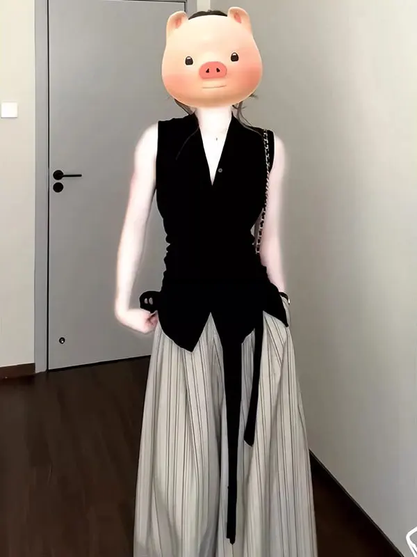 Black V-Neck Knitted Sleeveless Vest Women's Summer Thin Elegant Maturity Top Commute Style Folded Tied Waistline
Black V-Neck Knitted Sleeveless Vest Women's Summer Thin Elegant Maturity Top Commute Style Folded Tied Waistline