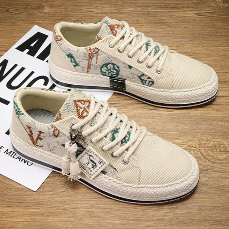 Мужские парусиновые туфли с низким берцем, новые легкие туфли на платформе, увеличивающие рост, удобные кроссовки на плоской подошве с круглым носком
Мужские парусиновые туфли с низким берцем, новые легкие туфли на платформе, увеличивающие рост, удобные кроссовки на плоской подошве с круглым носком