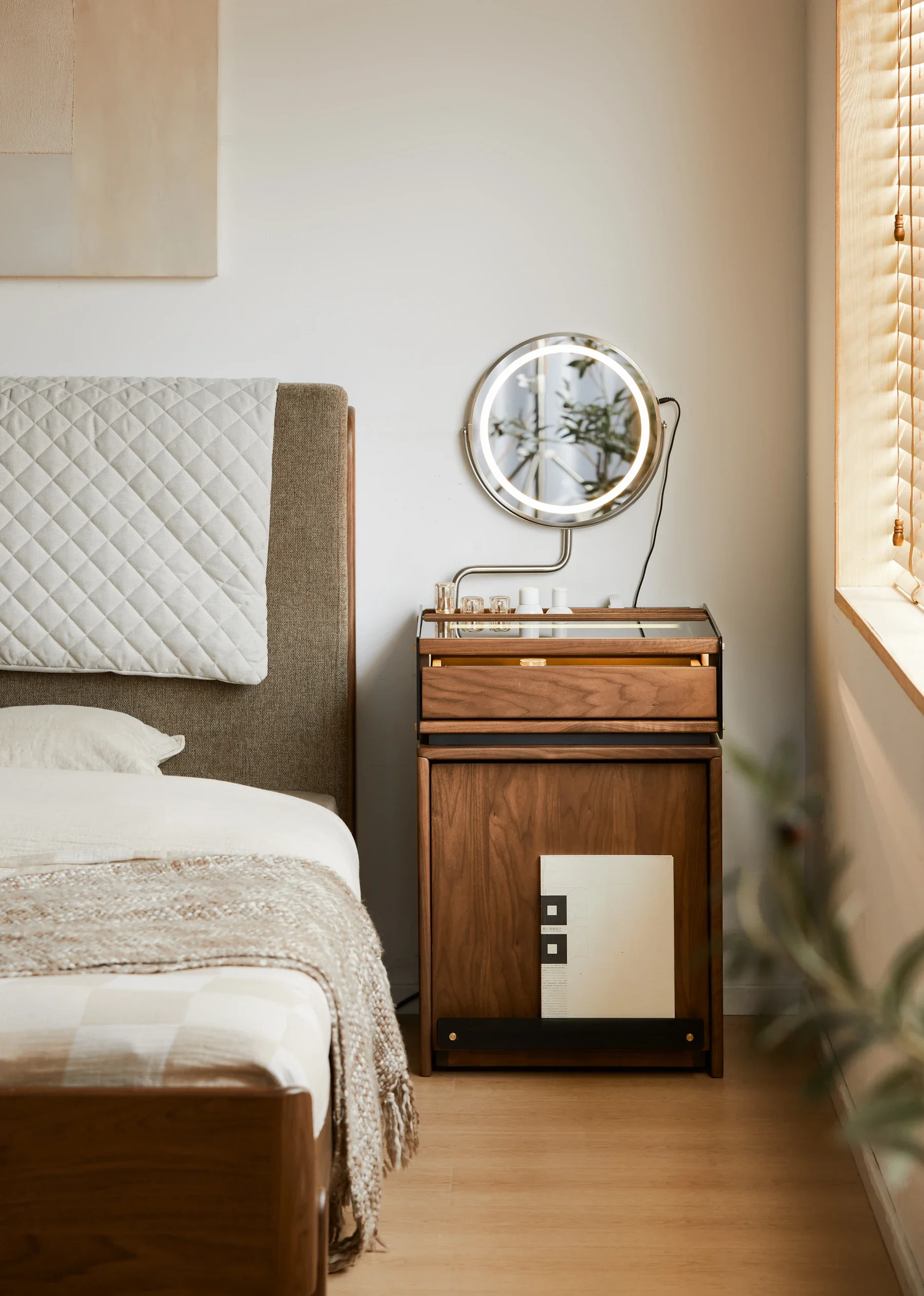 Современный туалетный столик из черного ореха со стулом, минималистичный туалетный столик со светодиодной подсветкой, зеркало для макияжа
Современный туалетный столик из черного ореха со стулом, минималистичный туалетный столик со светодиодной подсветкой, зеркало для макияжа