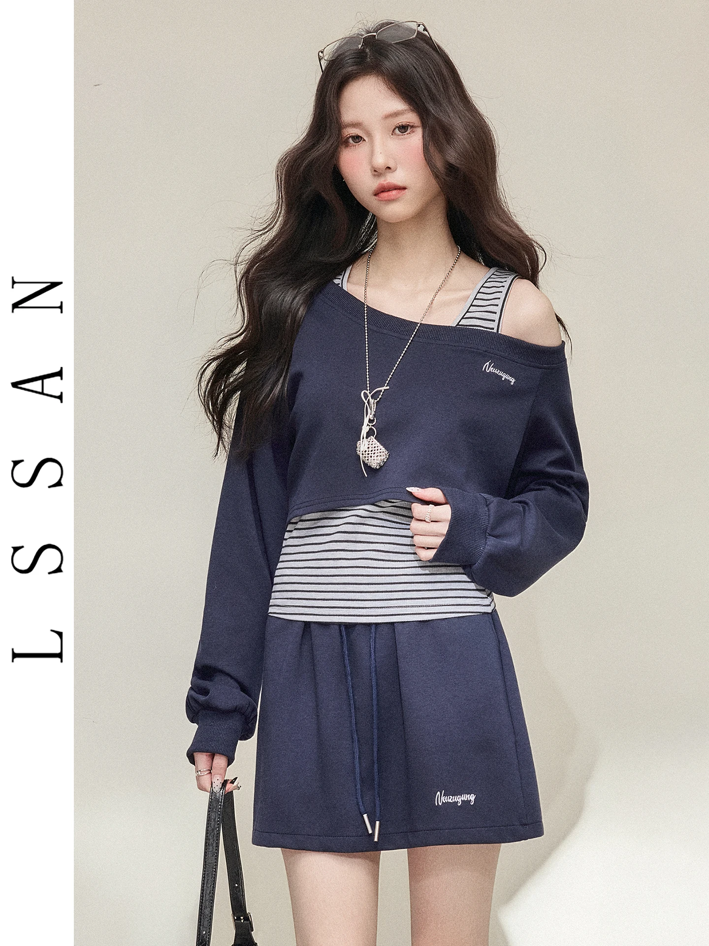 Chic Sweatshirt Skirt Set Women's Fashionable Autumn Collection High Waist Short Skirt Comfortable Fit Long Sleeve Crew Neck
Chic Sweatshirt Skirt Set Women's Fashionable Autumn Collection High Waist Short Skirt Comfortable Fit Long Sleeve Crew Neck