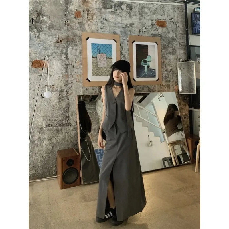 Women Vintage Grey 2 Pieces Outfit Sleeveless Vest Jacket Split Long Skirt Elegant Business Suit Set Summer
Women Vintage Grey 2 Pieces Outfit Sleeveless Vest Jacket Split Long Skirt Elegant Business Suit Set Summer