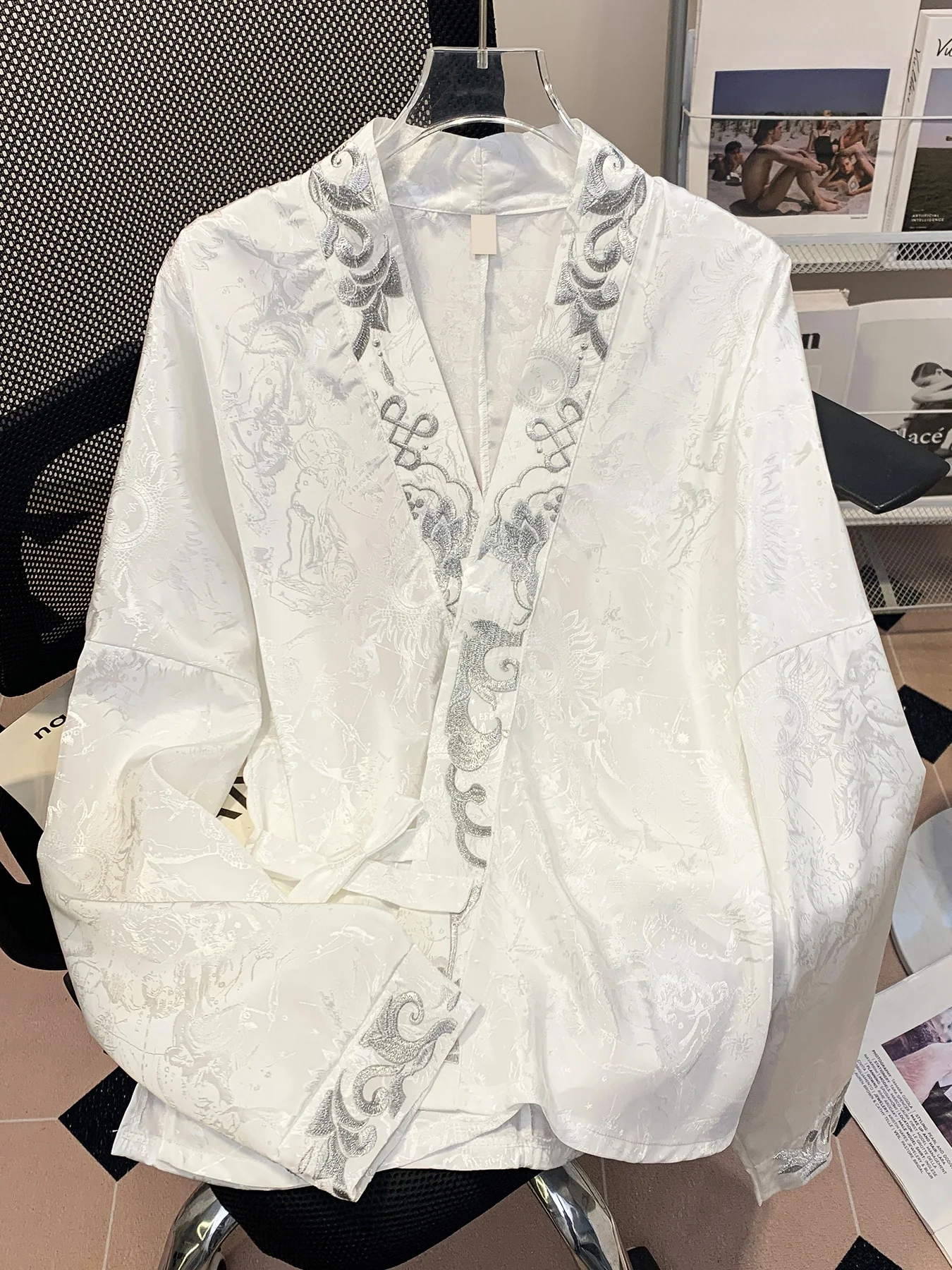 New Chinese Sle Heavy Embroidery irt Large Size Women's Faionable V-ne Long Sve Belted Tang Costume Top
New Chinese Sle Heavy Embroidery irt Large Size Women's Faionable V-ne Long Sve Belted Tang Costume Top