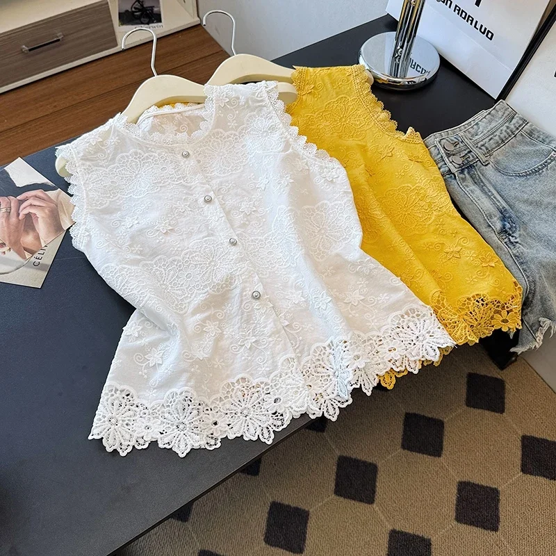 New Summer Lace Embrodiery Blouse Women Single Breasted Sleeveless O-Neck Solid Color Sweet Literary Vest Elegant Top
New Summer Lace Embrodiery Blouse Women Single Breasted Sleeveless O-Neck Solid Color Sweet Literary Vest Elegant Top
