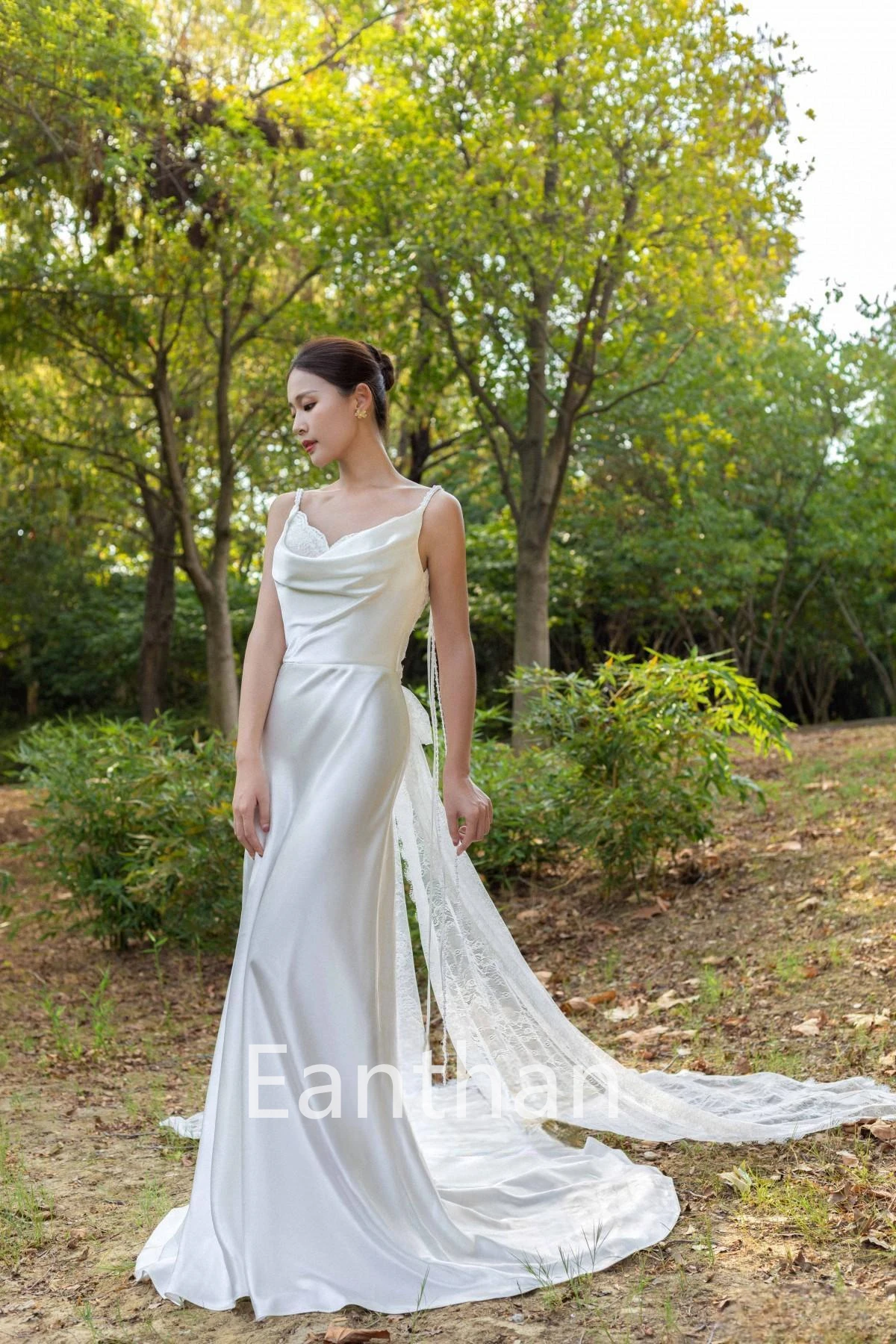 New Sheath Wedding Dresses Tiny Straps Lace Trim Neckline Sleeveless Bridal Dress Lace-up Back Bow Pleated Satin Bride Gowns
New Sheath Wedding Dresses Tiny Straps Lace Trim Neckline Sleeveless Bridal Dress Lace-up Back Bow Pleated Satin Bride Gowns