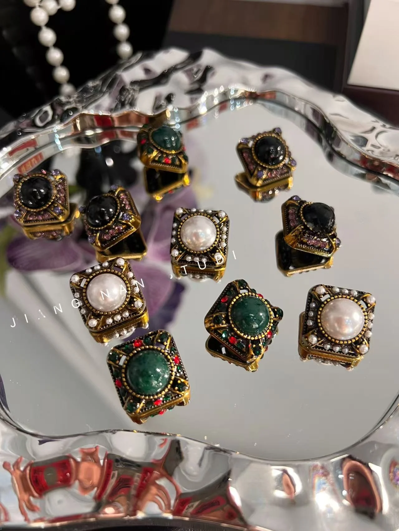 Jiangnan 26 New Square Pearl 20mm Retro Court Style Sweater New Chinese Style Metal Button Home Fabric Sewing DIY Accessories
Jiangnan 26 New Square Pearl 20mm Retro Court Style Sweater New Chinese Style Metal Button Home Fabric Sewing DIY Accessories