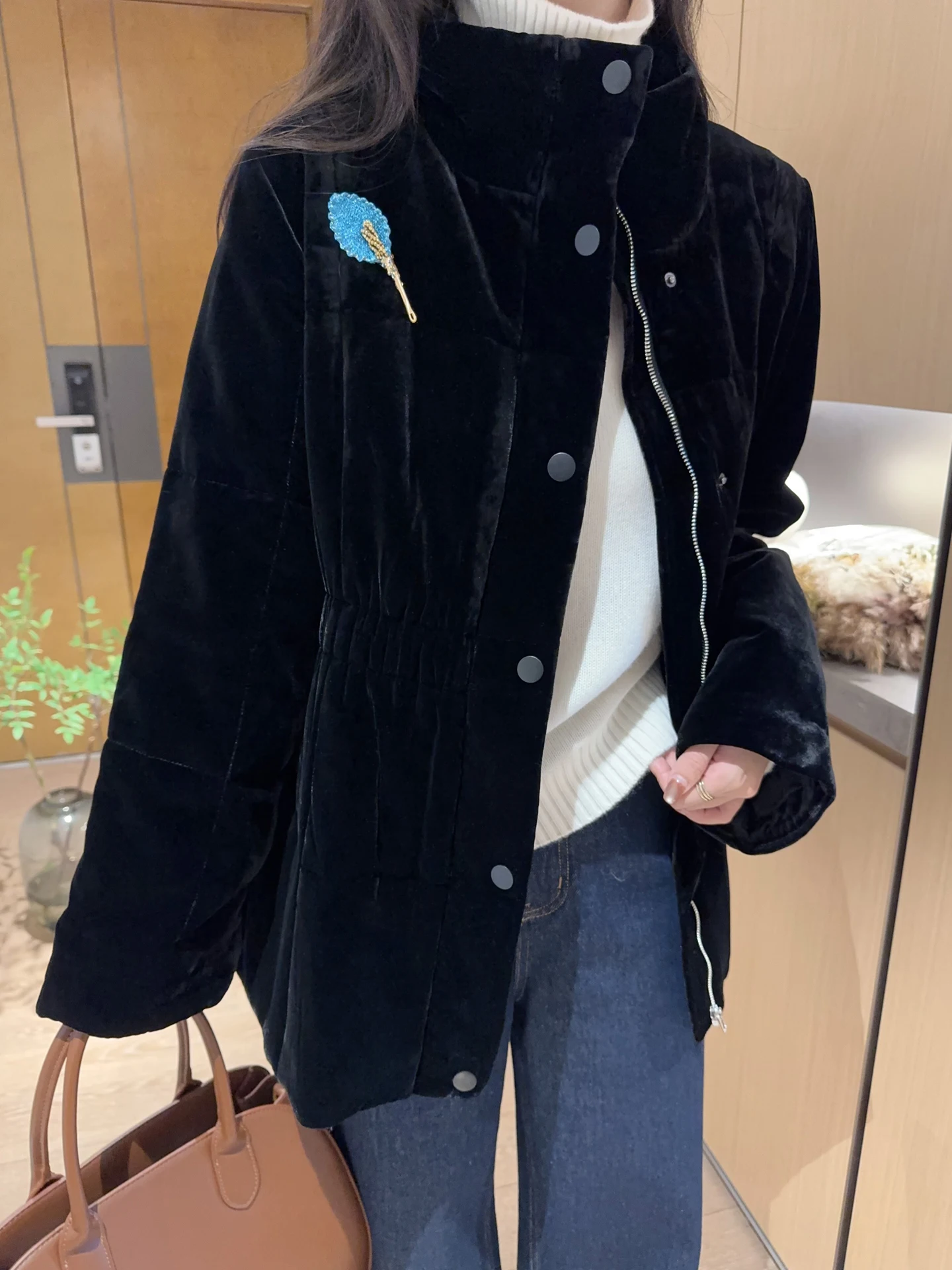 Elegant Velvet Cotton Jacket Stand Collar Silk Velvet Women's Fashionable Autumn Winter New Style Retro Black Cotton Outerwear
Elegant Velvet Cotton Jacket Stand Collar Silk Velvet Women's Fashionable Autumn Winter New Style Retro Black Cotton Outerwear