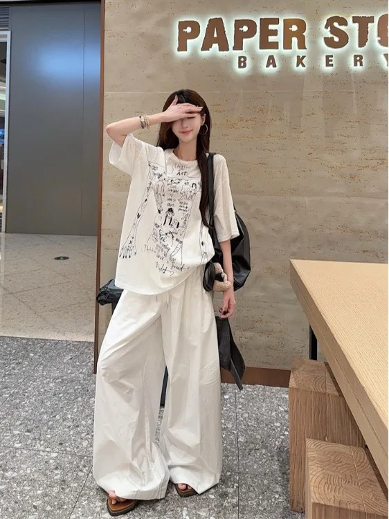 plus Size Women's Lazy Style Printed Loose White Short Sleeve T-Shirt Summer High Waist Wide Leg Pants Fashionable Outfit Set
plus Size Women's Lazy Style Printed Loose White Short Sleeve T-Shirt Summer High Waist Wide Leg Pants Fashionable Outfit Set
