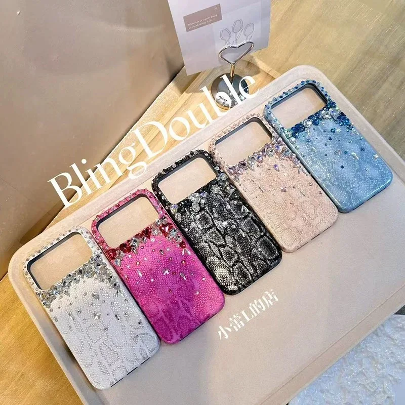 Customized snake-pattern leather with rhinestone phone case, suitable for Apple phones. Delivery time: 7-10 days.
Customized snake-pattern leather with rhinestone phone case, suitable for Apple phones. Delivery time: 7-10 days.