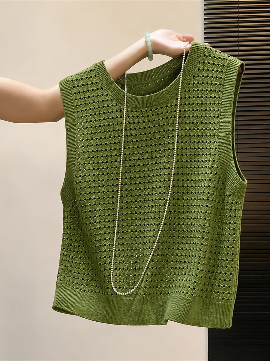 Elegant Hollow out Ice Silk round Neck Sleeveless Vest Knitted Summer Top Slimming Korean Style Women's Fashion Inner Wear
Elegant Hollow out Ice Silk round Neck Sleeveless Vest Knitted Summer Top Slimming Korean Style Women's Fashion Inner Wear