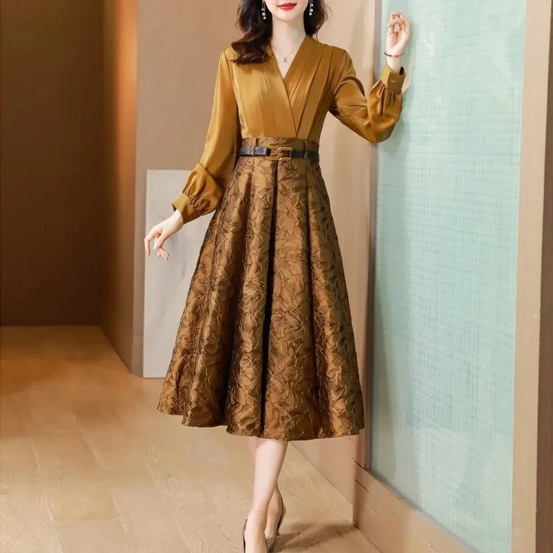 Spring 2024 New Fake Two-Piece Breathable Dress Female Slim Fashion Jacquard Elegant V-Neck Waist Slim Zipper Pocket Long Skirt
Spring 2024 New Fake Two-Piece Breathable Dress Female Slim Fashion Jacquard Elegant V-Neck Waist Slim Zipper Pocket Long Skirt
