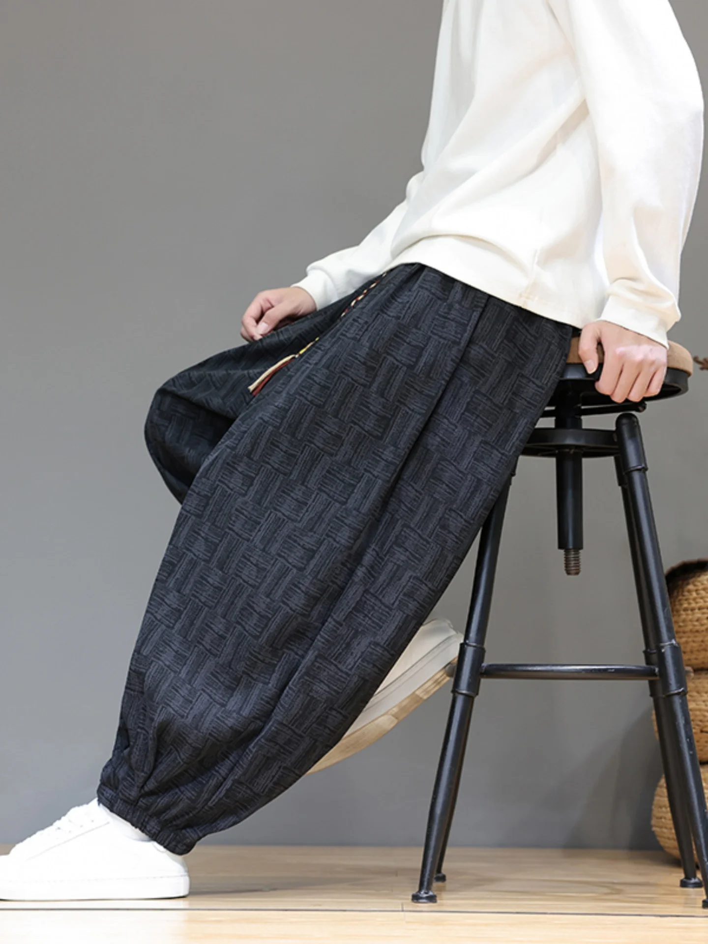 Новые китайские свободные мужские вельветовые брюки-фонарики больших размеров для осени и зимы, брюки-харланы с отворотами, мягкие и удобные
Новые китайские свободные мужские вельветовые брюки-фонарики больших размеров для осени и зимы, брюки-харланы с отворотами, мягкие и удобные